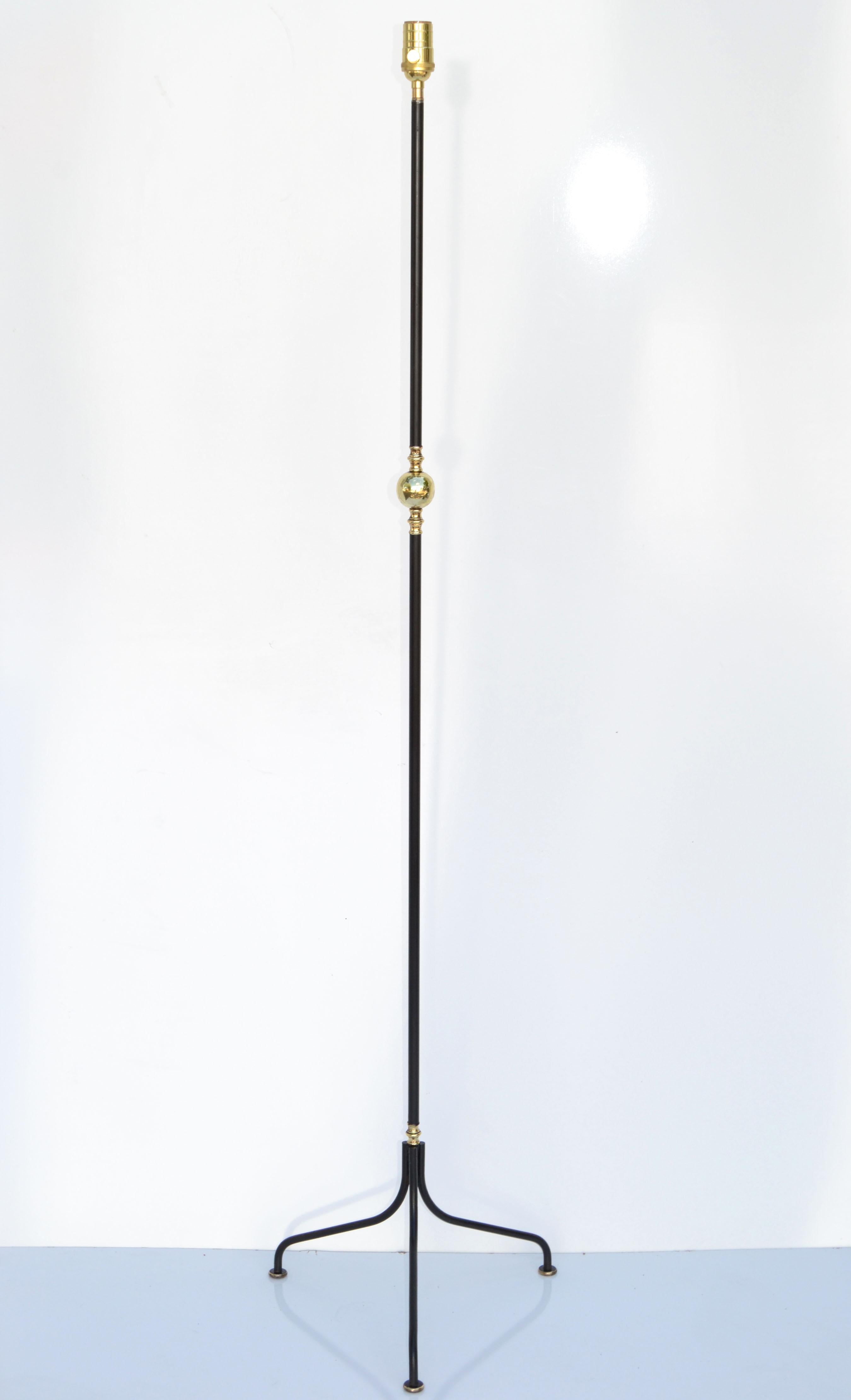 Jacque Adnet-Stil Messing &  Schwarze Stehlampe aus schwarzem Eisen, Frankreich 1950, Moderne der Mitte des Jahrhunderts im Angebot 10
