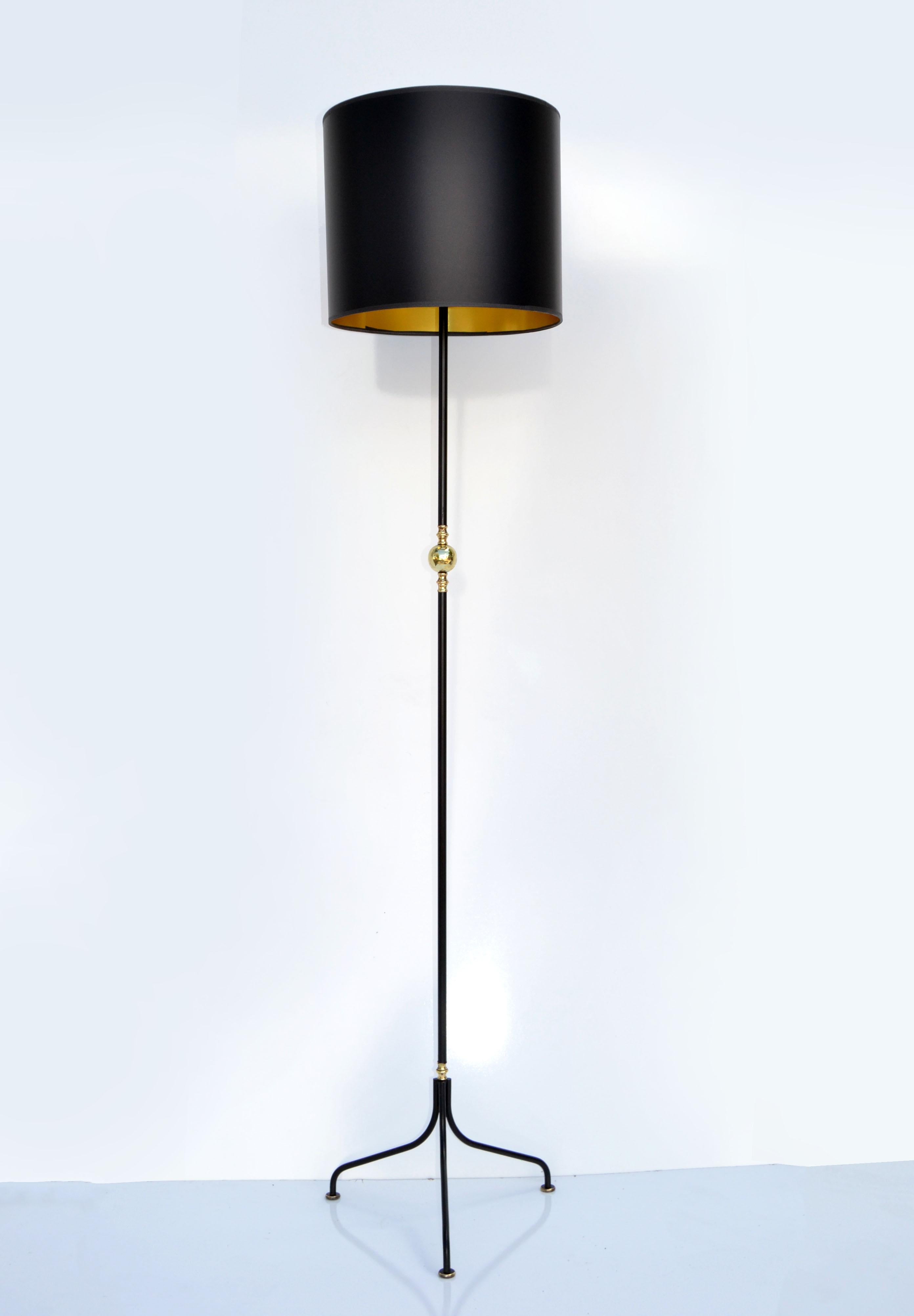 Jacque Adnet-Stil Messing &  Schwarze Stehlampe aus schwarzem Eisen, Frankreich 1950, Moderne der Mitte des Jahrhunderts (Gemalt) im Angebot