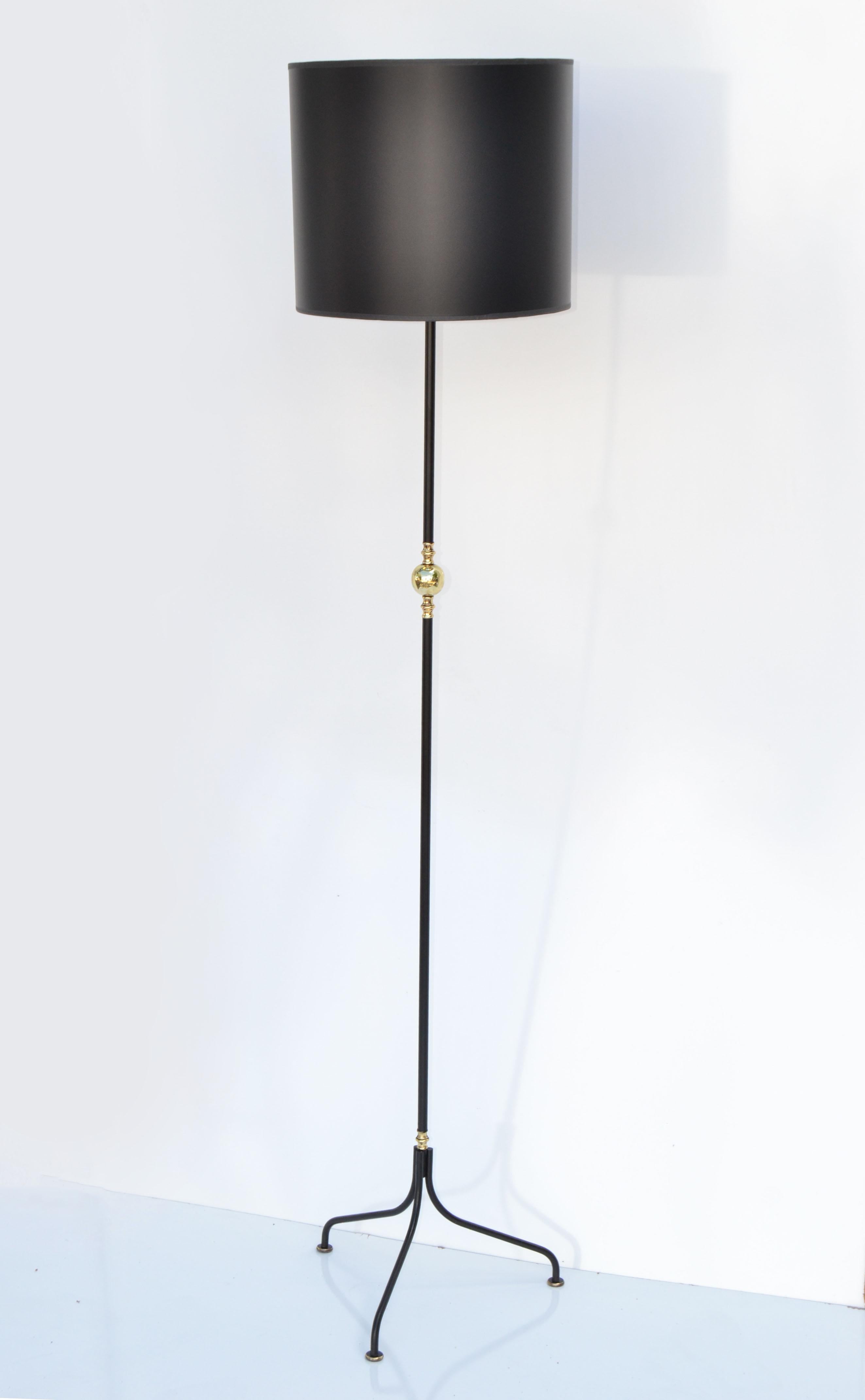 Jacque Adnet-Stil Messing &  Schwarze Stehlampe aus schwarzem Eisen, Frankreich 1950, Moderne der Mitte des Jahrhunderts im Zustand „Gut“ im Angebot in Miami, FL