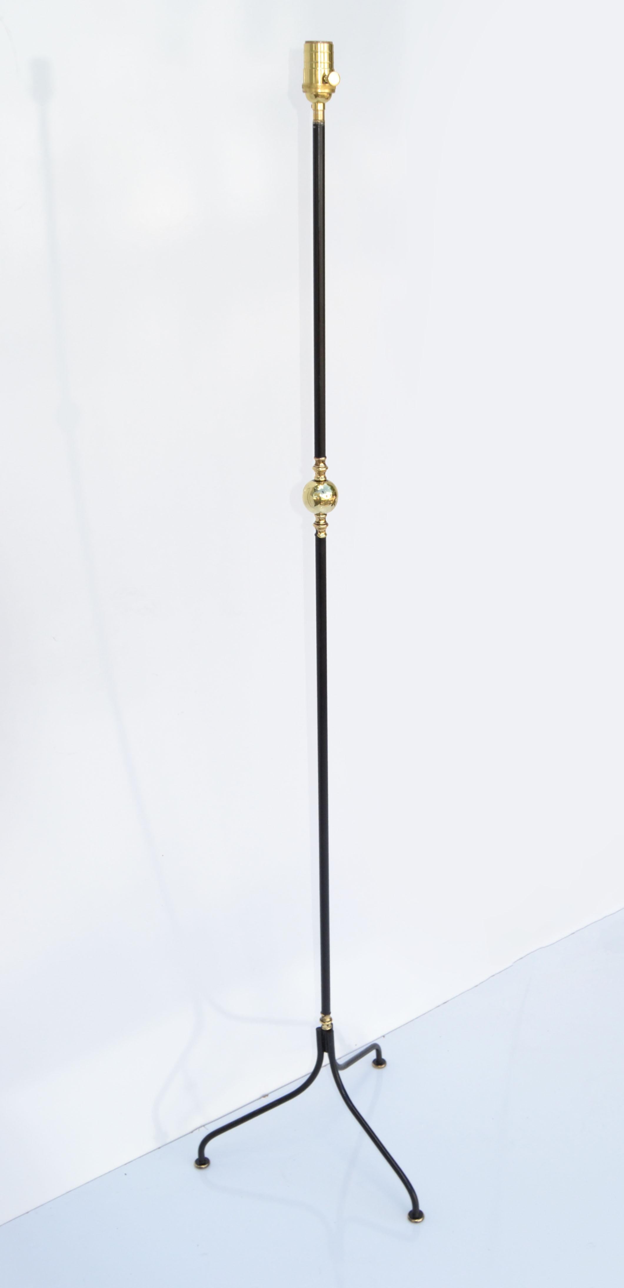 Jacque Adnet-Stil Messing &  Schwarze Stehlampe aus schwarzem Eisen, Frankreich 1950, Moderne der Mitte des Jahrhunderts im Angebot 1