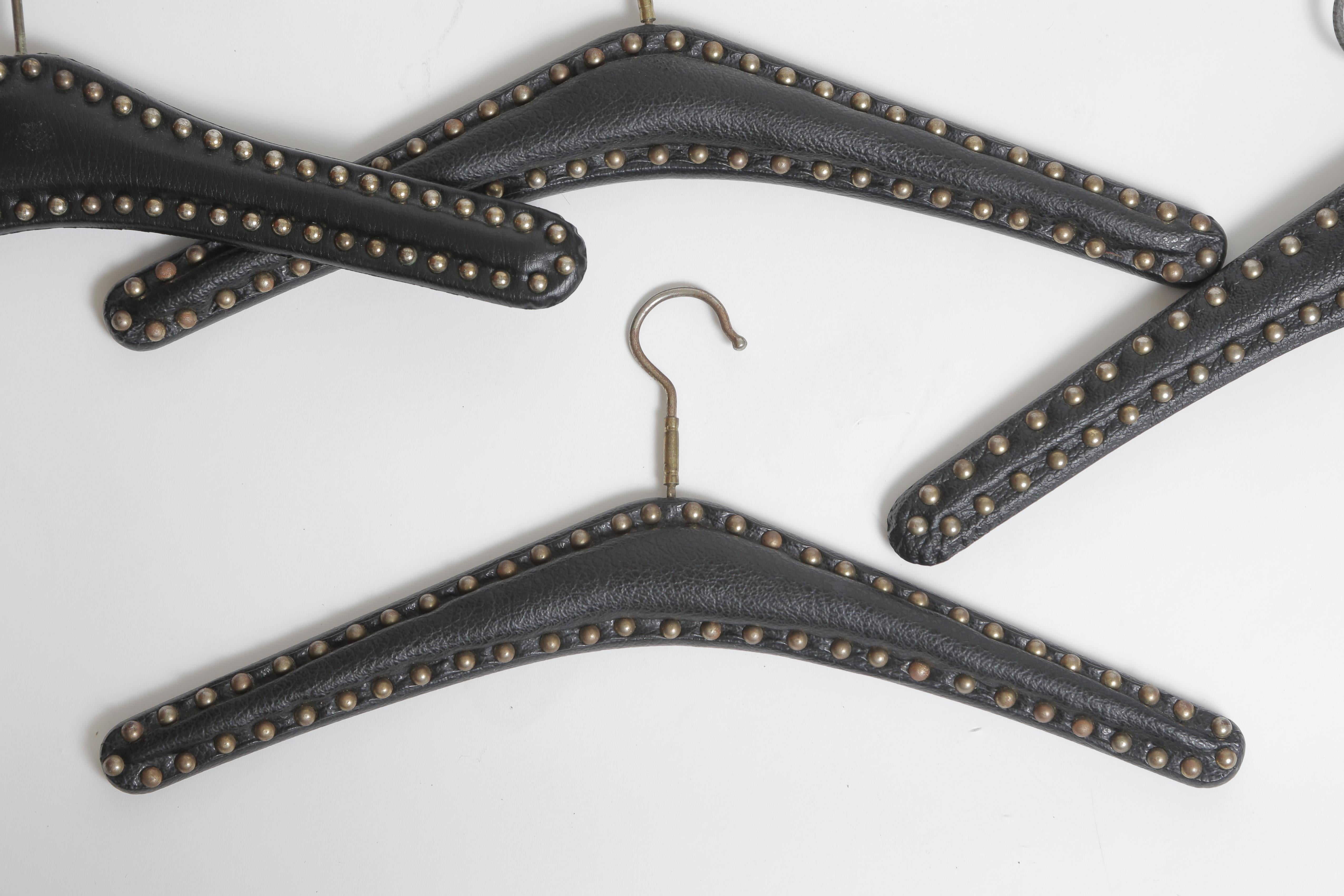 A rare group, consisting of 2 stitched leather wall brackets with 4 looped coat hooks and 5 studded hangers.
Original leather and surface.
Measures: Hangers 16 1/2