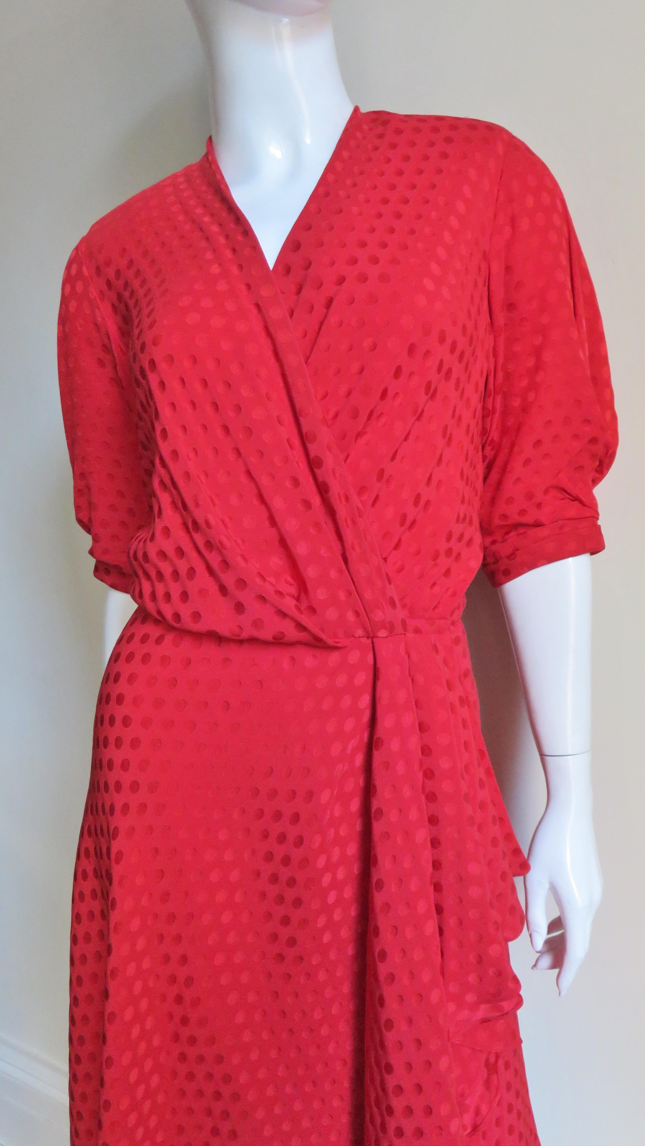 Rouge Jacqueline de Ribes - Robe en soie enveloppante des années 1980 en vente