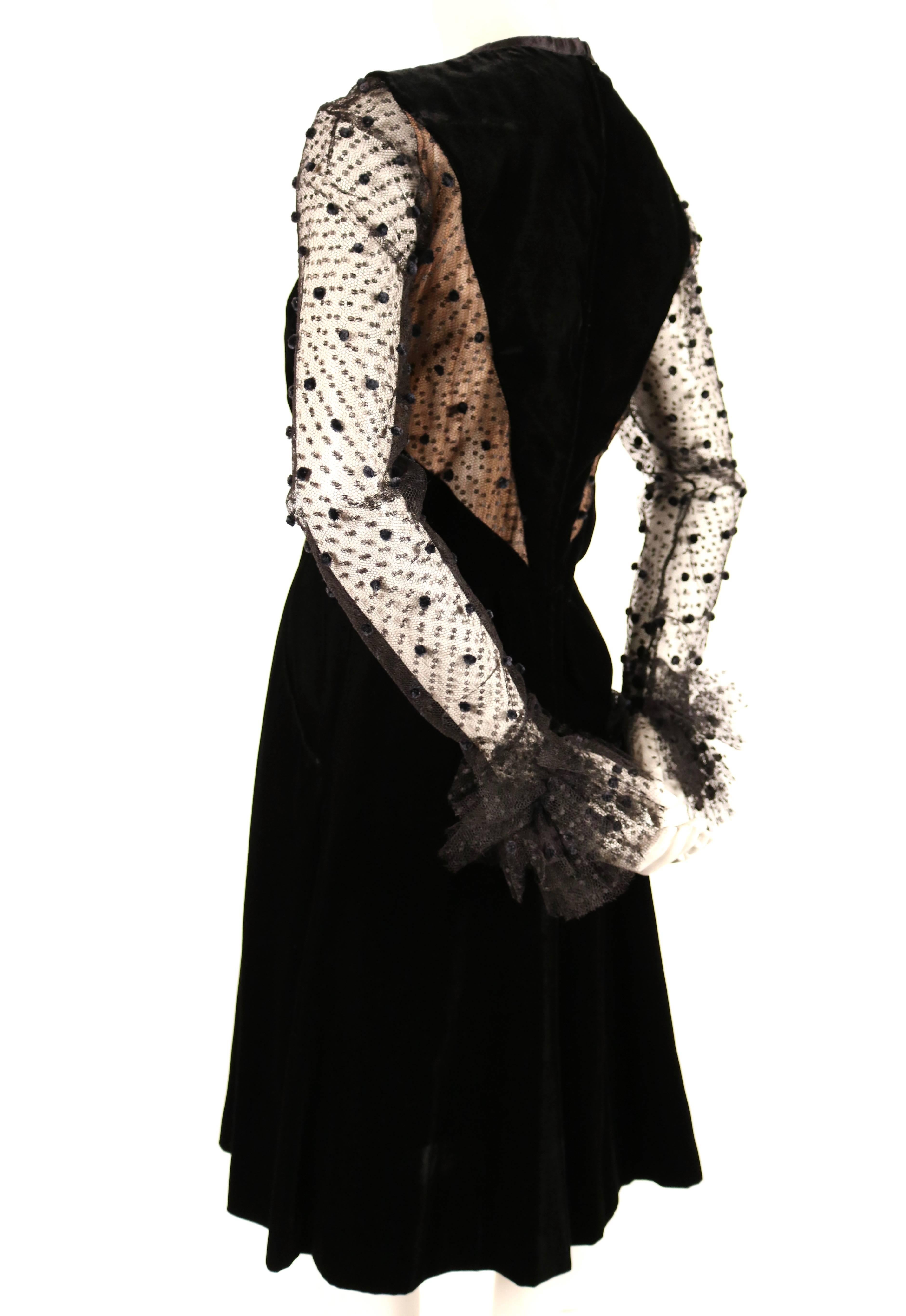 Très unique, robe en velours noir de jais avec manches en tulle de Jacqueline de Ribes datant des années 1980. Corsage ajusté très flatteur et jupe ample. Convient à une taille 4-6. Les mesures approximatives sont les suivantes : épaule 14