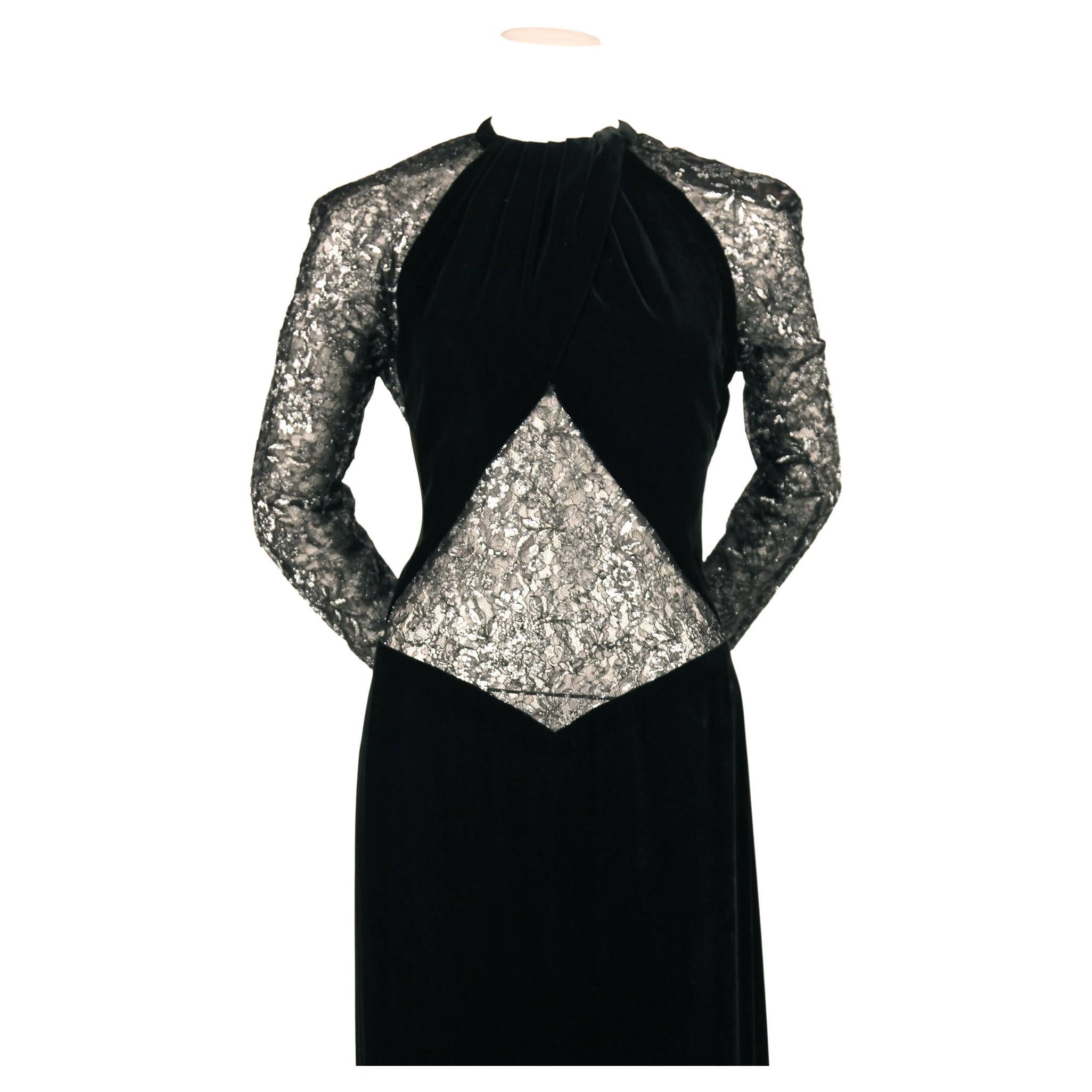 Rarísimo vestido de terciopelo de seda negro azabache con paneles transparentes de encaje negro y plateado de Jacqueline de Ribes que data de la década de 1980. La bata está totalmente acabada a mano. La atención al detalle es impecable. 

No se