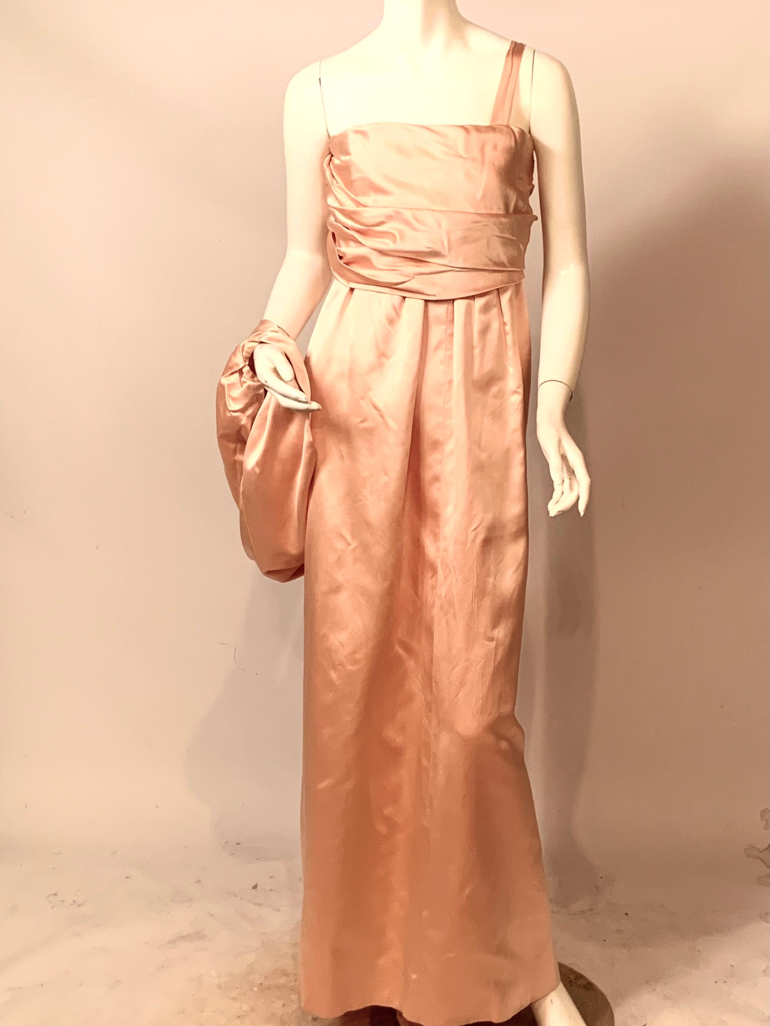 Jacqueline de Ribes Pfirsichfarbenes Seiden-Charmeuse-Abendkleid mit angehängtem Schal im Angebot 5
