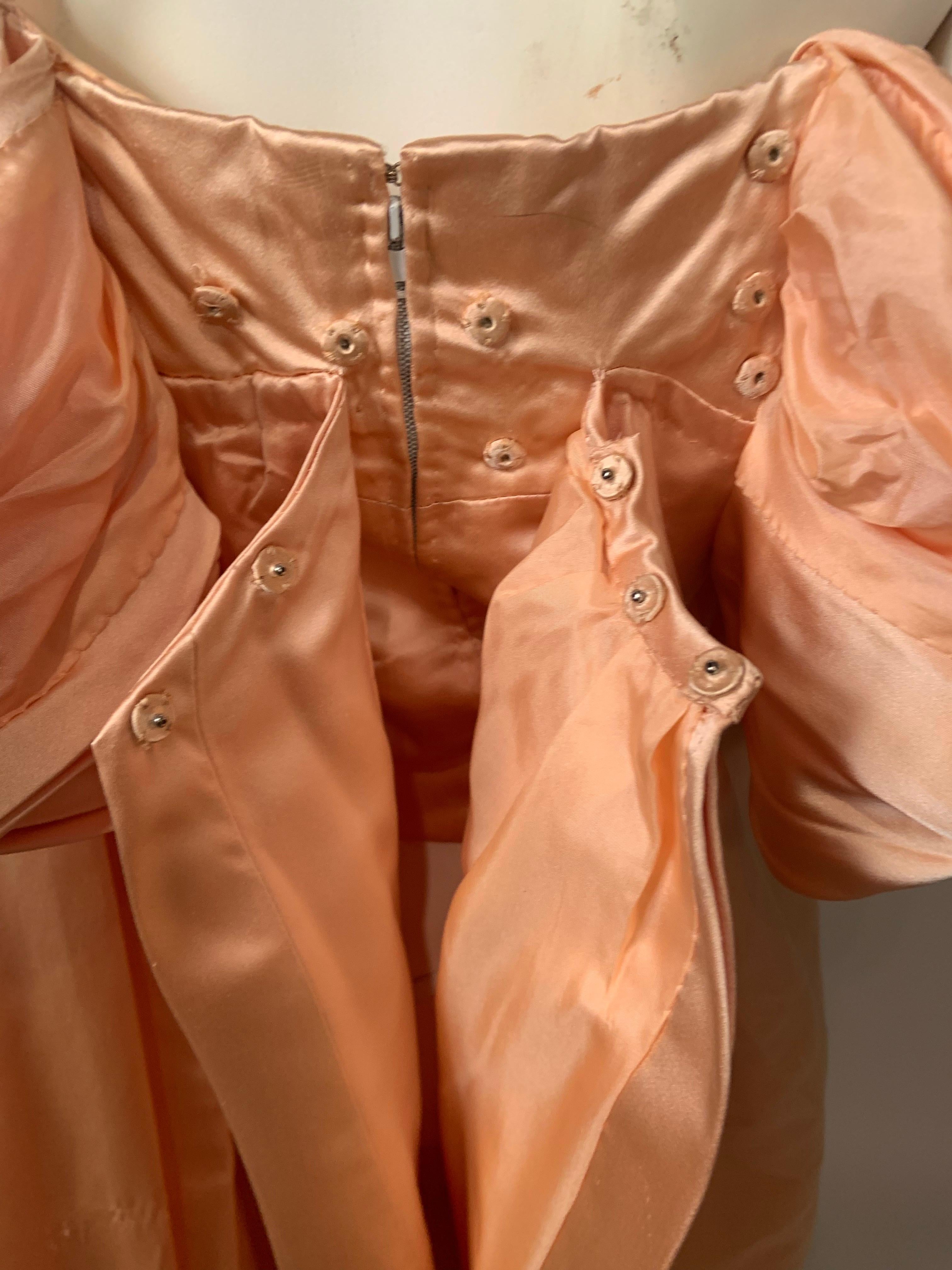 Jacqueline de Ribes Pfirsichfarbenes Seiden-Charmeuse-Abendkleid mit angehängtem Schal im Angebot 7