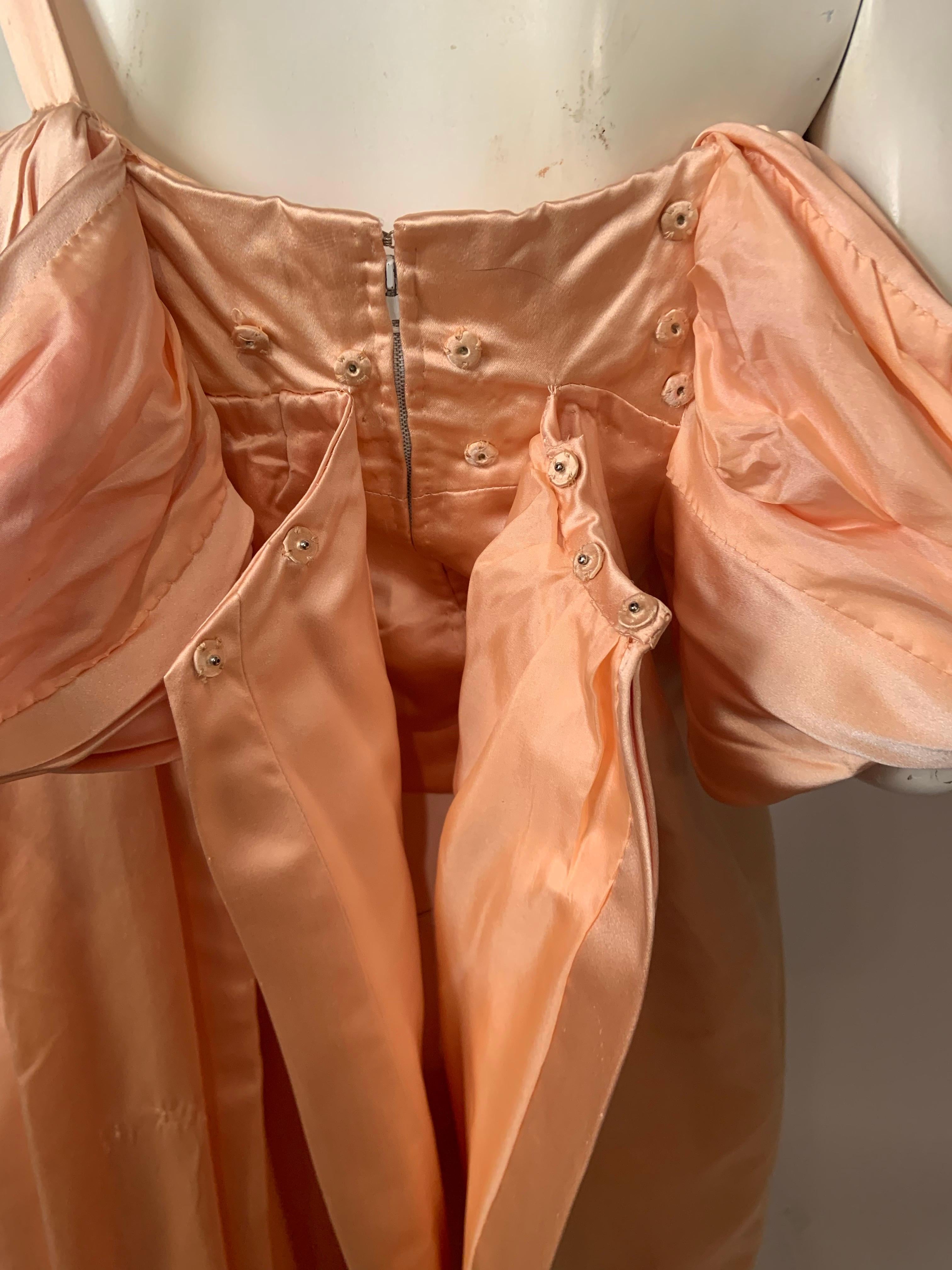 Jacqueline de Ribes Pfirsichfarbenes Seiden-Charmeuse-Abendkleid mit angehängtem Schal im Angebot 8