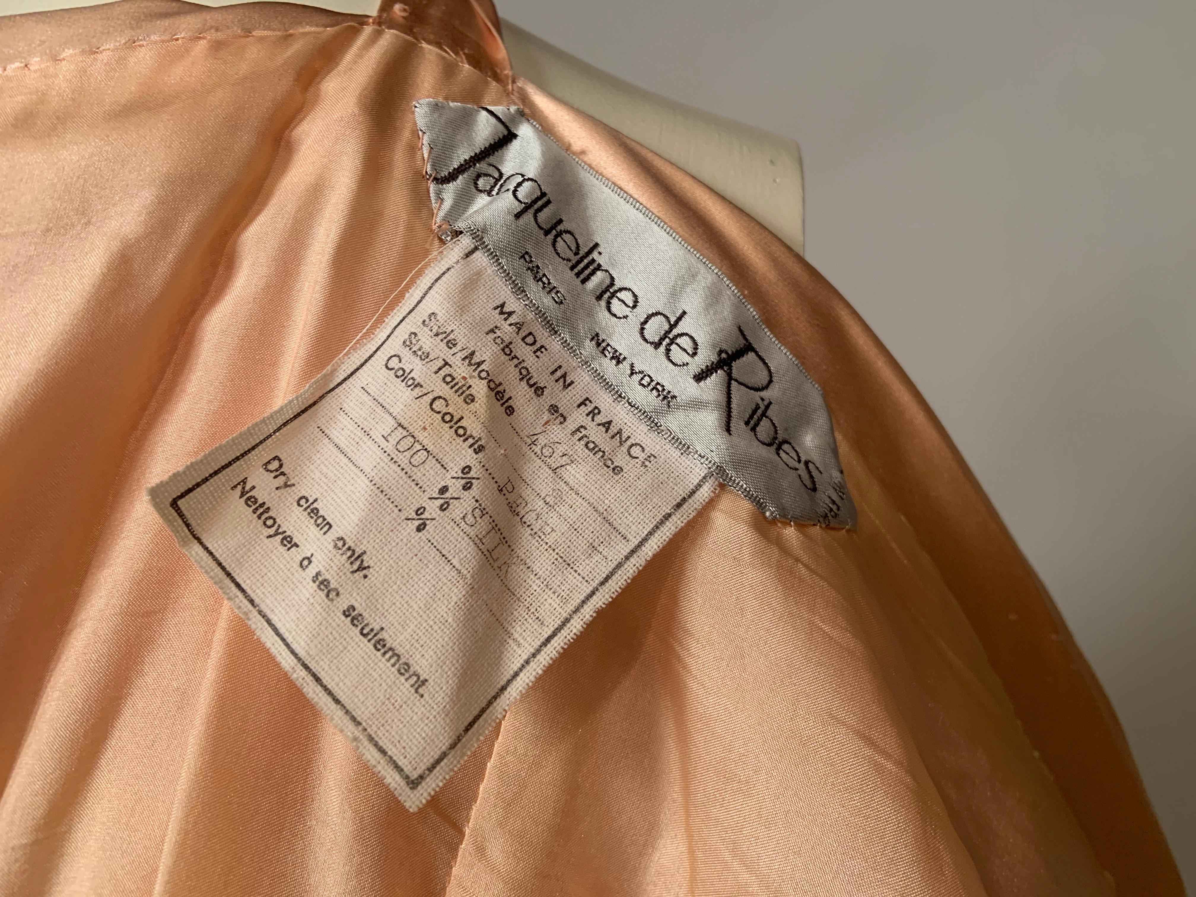Jacqueline de Ribes Pfirsichfarbenes Seiden-Charmeuse-Abendkleid mit angehängtem Schal im Angebot 9