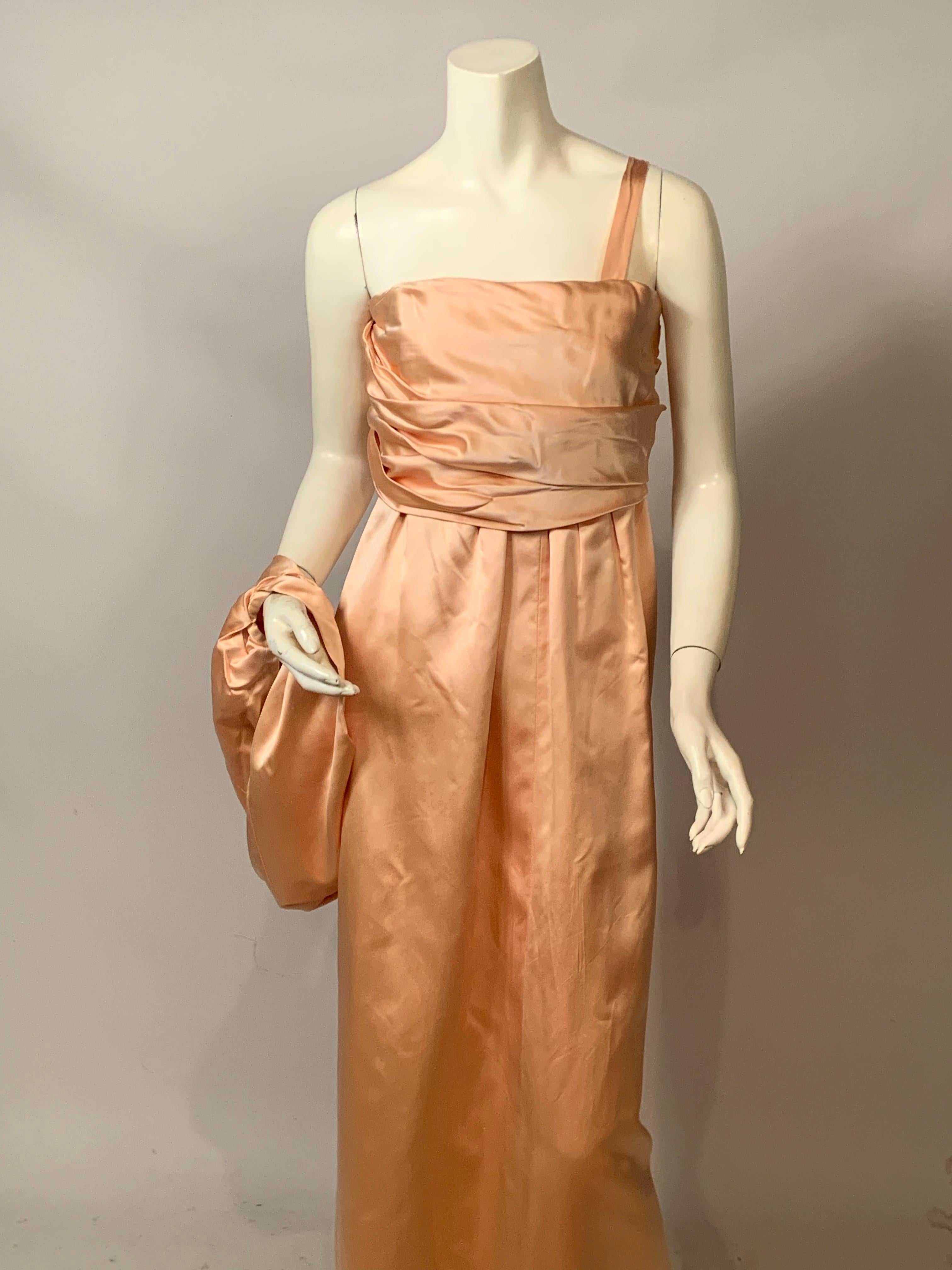 Jacqueline de Ribes, eine französische Gesellschaftsdame  entwarf von 1982 bis 1995 in Paris elegante Kleidung. Sie ist eine Frau mit exquisitem Geschmack und eine Mäzenin der Haute Couture, die für ihren scharfen Blick und ihre Liebe zum Detail