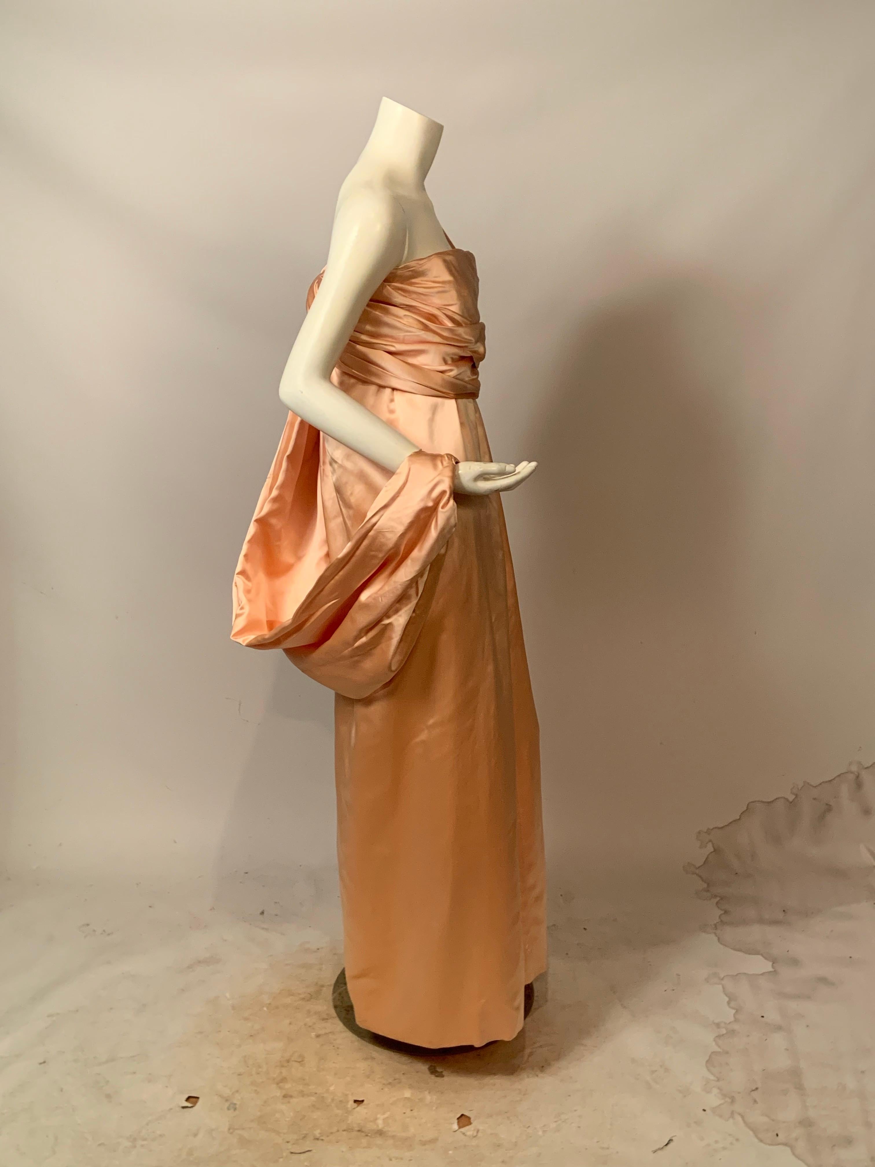 Jacqueline de Ribes Pfirsichfarbenes Seiden-Charmeuse-Abendkleid mit angehängtem Schal (Orange) im Angebot