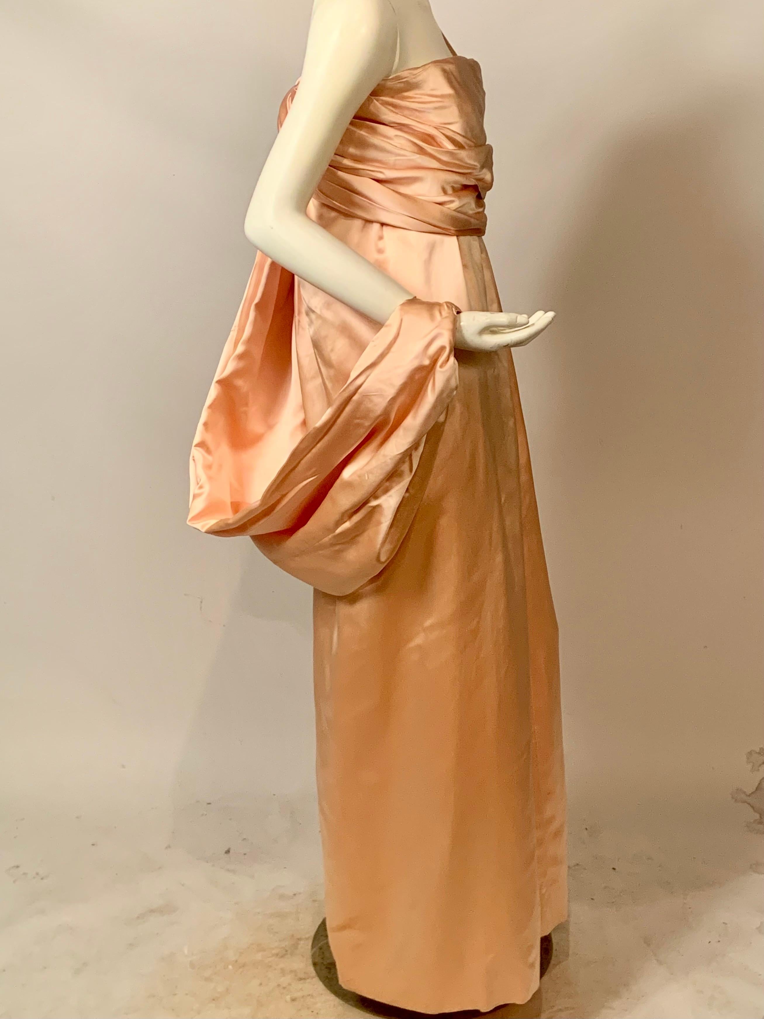 Jacqueline de Ribes Pfirsichfarbenes Seiden-Charmeuse-Abendkleid mit angehängtem Schal im Zustand „Hervorragend“ im Angebot in New Hope, PA