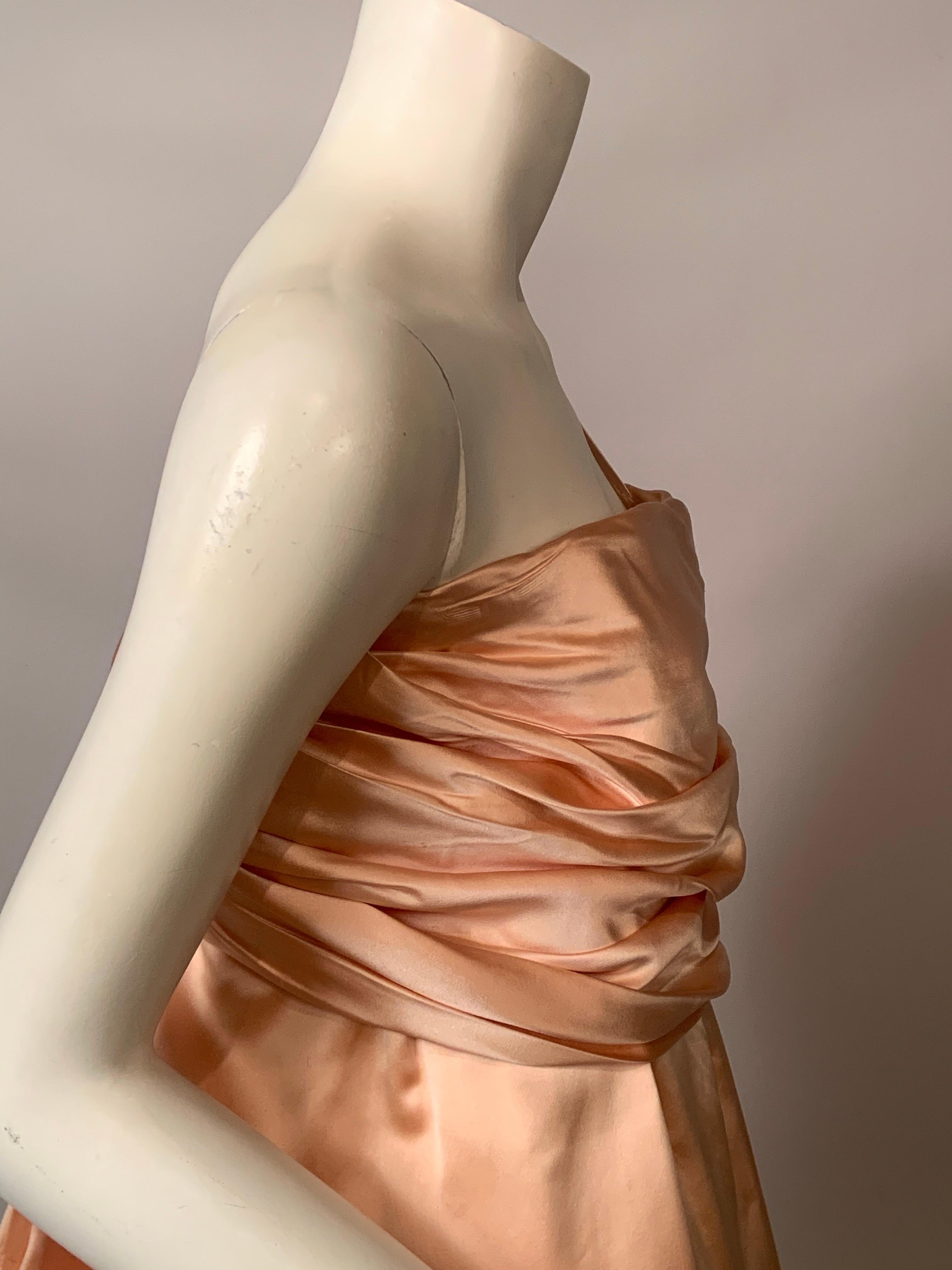 Jacqueline de Ribes Pfirsichfarbenes Seiden-Charmeuse-Abendkleid mit angehängtem Schal Damen im Angebot