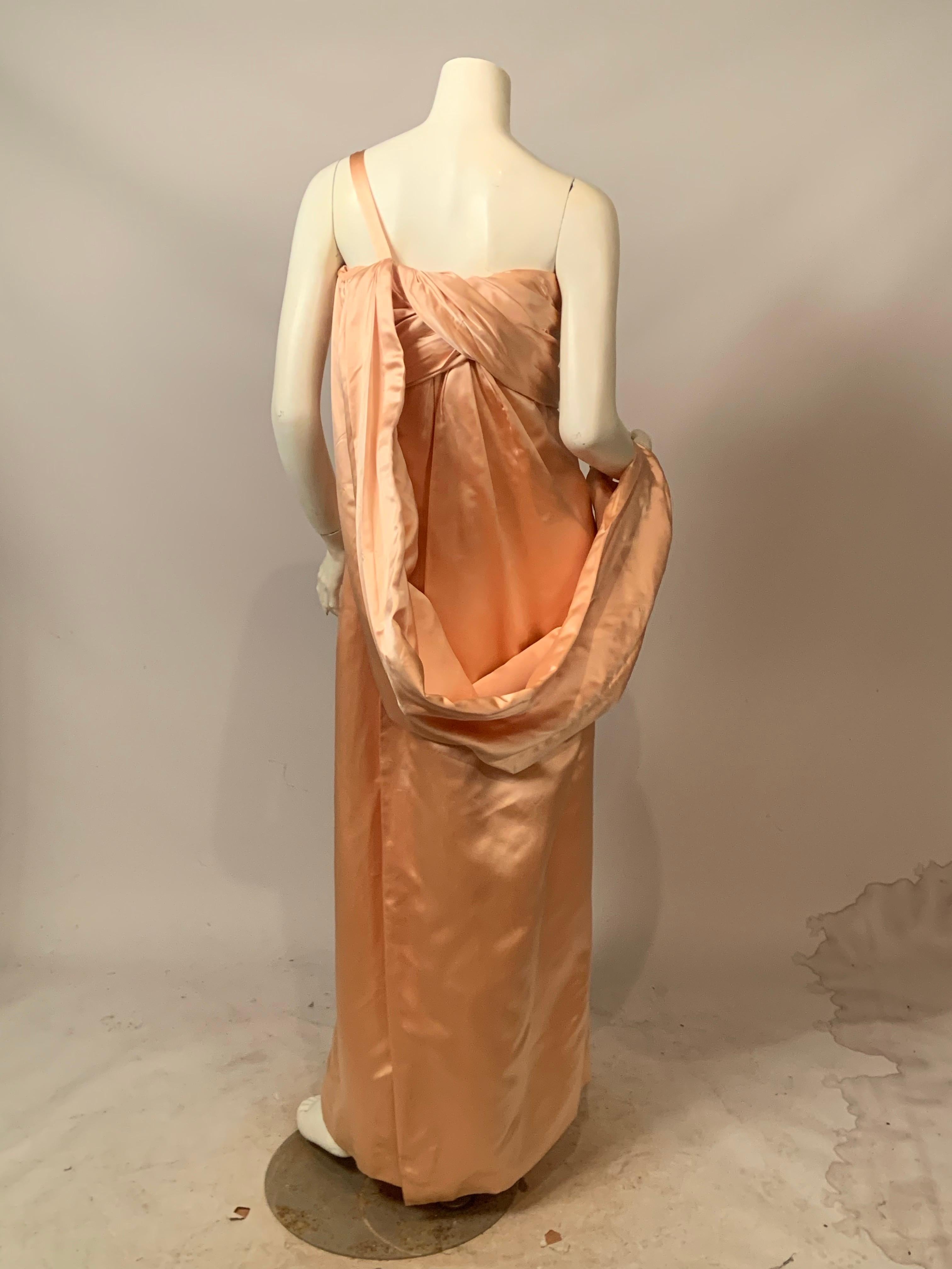Jacqueline de Ribes Pfirsichfarbenes Seiden-Charmeuse-Abendkleid mit angehängtem Schal im Angebot 1