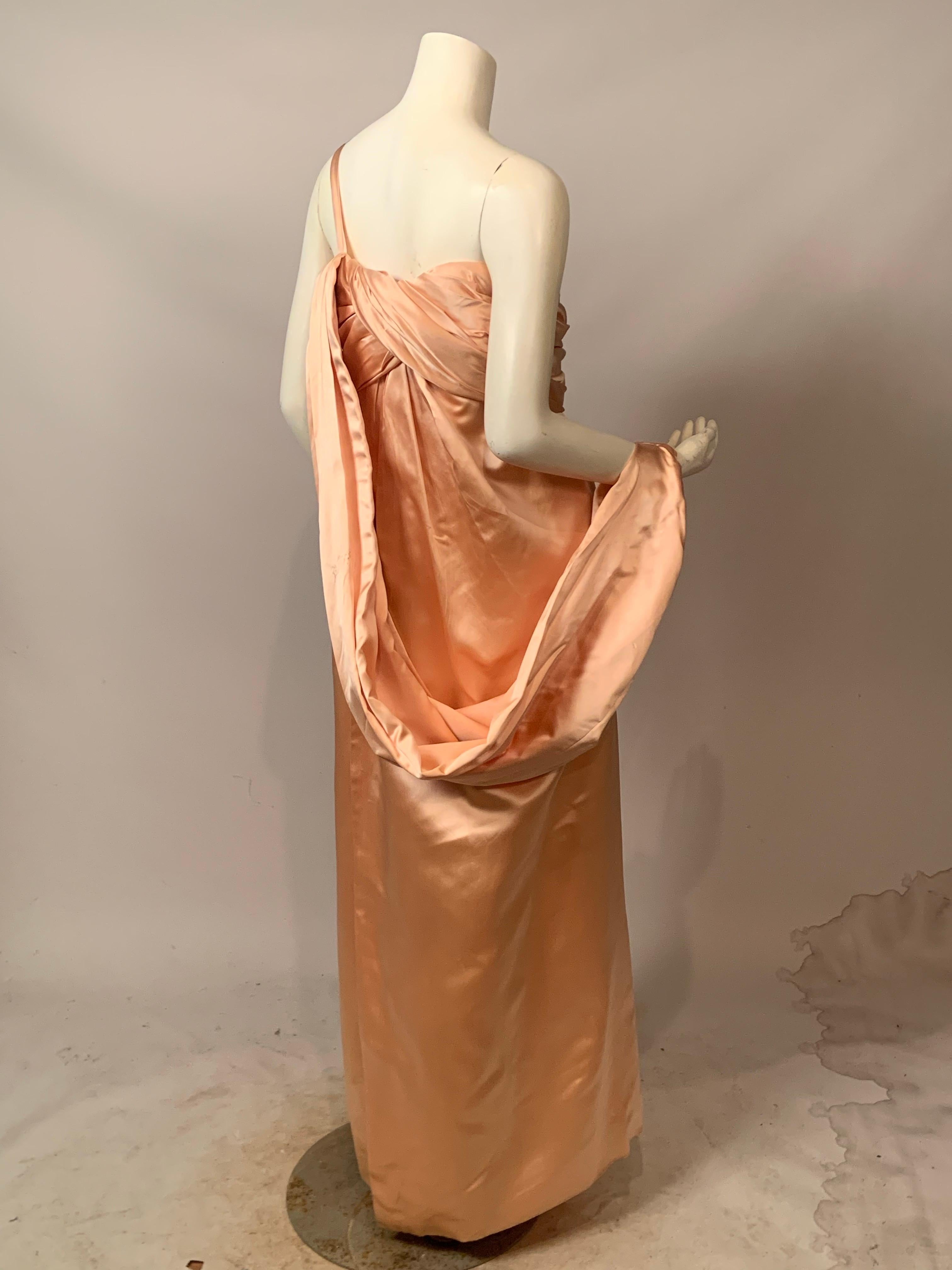 Jacqueline de Ribes Pfirsichfarbenes Seiden-Charmeuse-Abendkleid mit angehängtem Schal im Angebot 2
