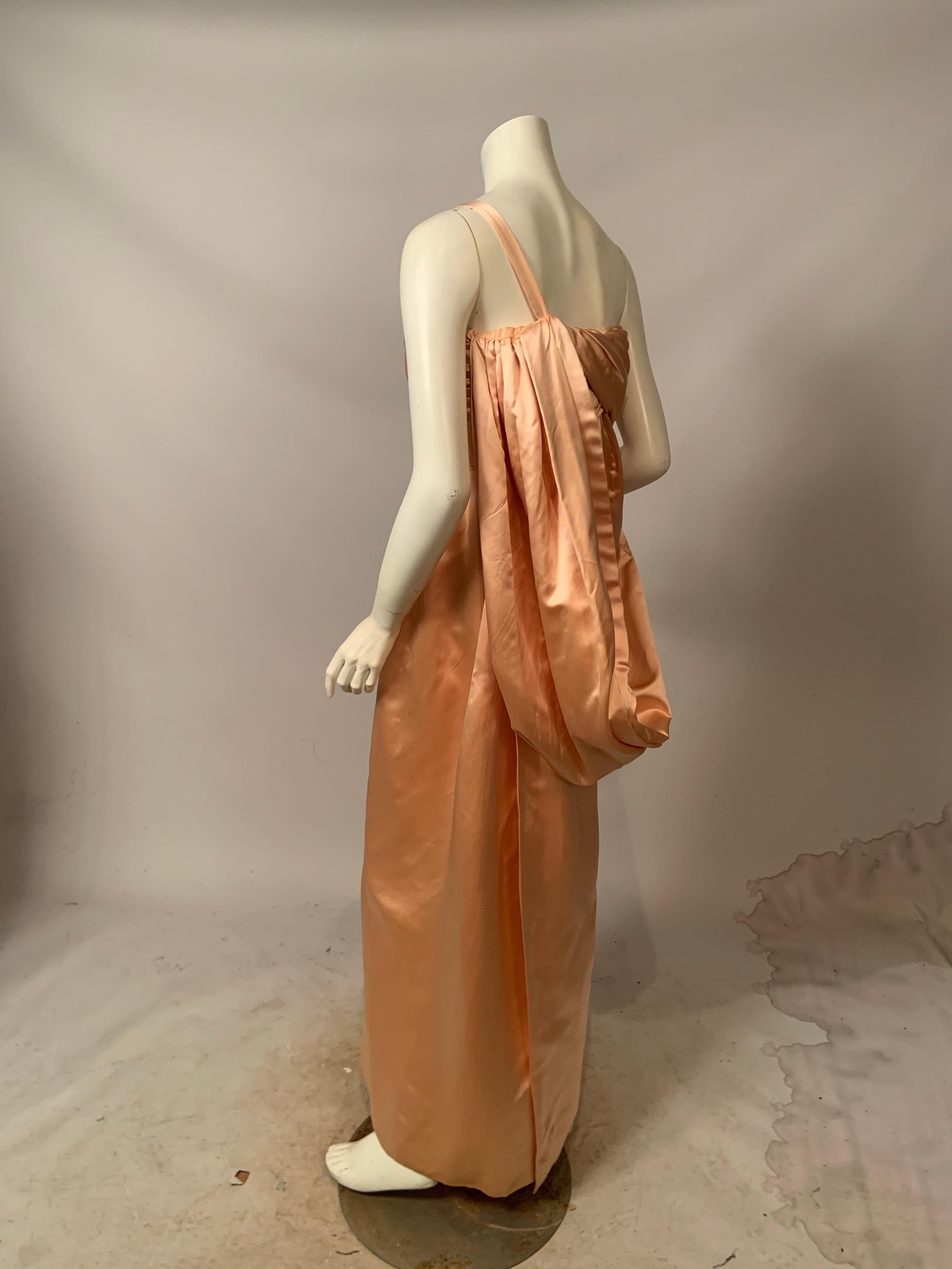 Jacqueline de Ribes Pfirsichfarbenes Seiden-Charmeuse-Abendkleid mit angehängtem Schal im Angebot 3