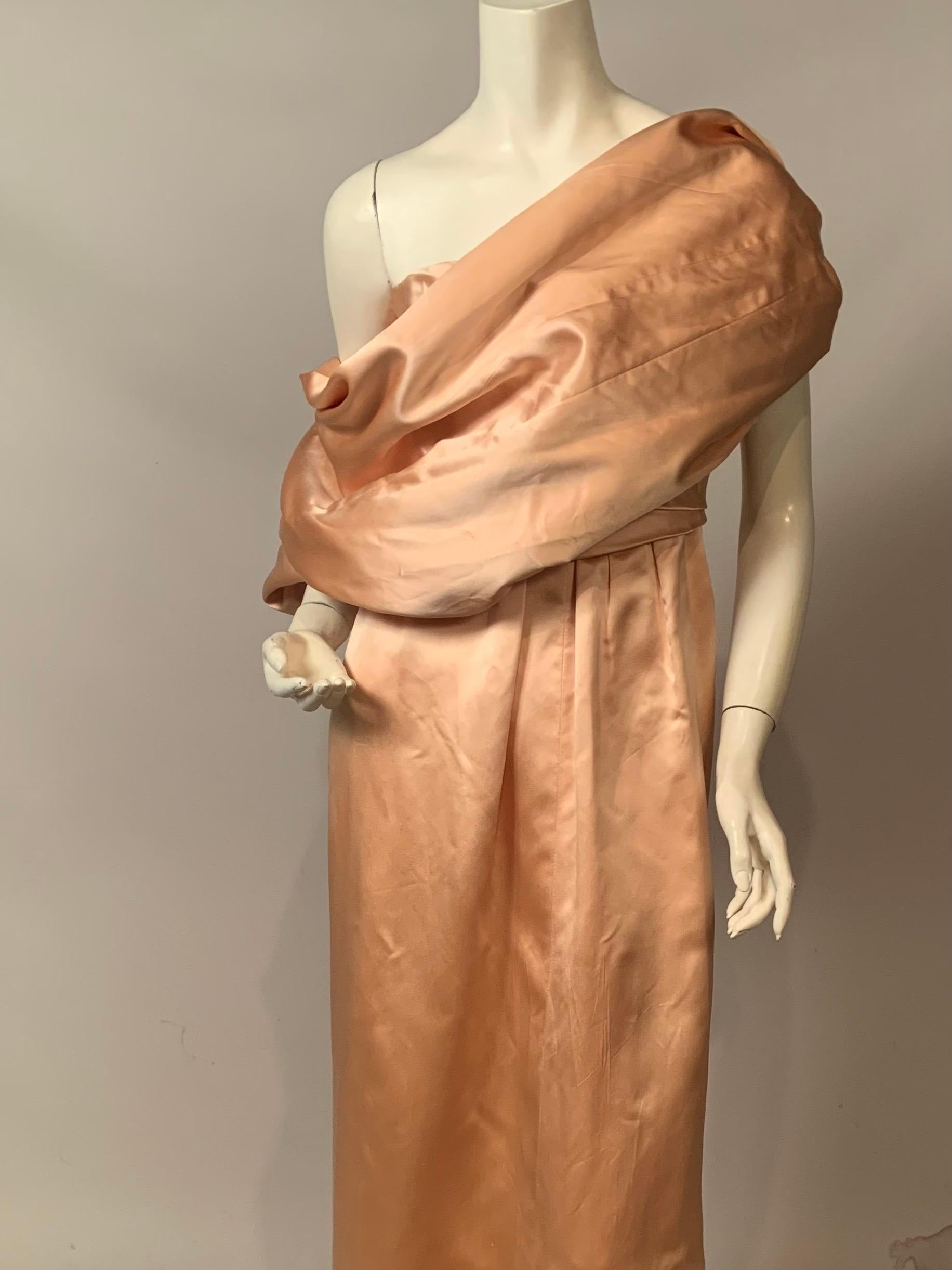 Jacqueline de Ribes Pfirsichfarbenes Seiden-Charmeuse-Abendkleid mit angehängtem Schal im Angebot 4