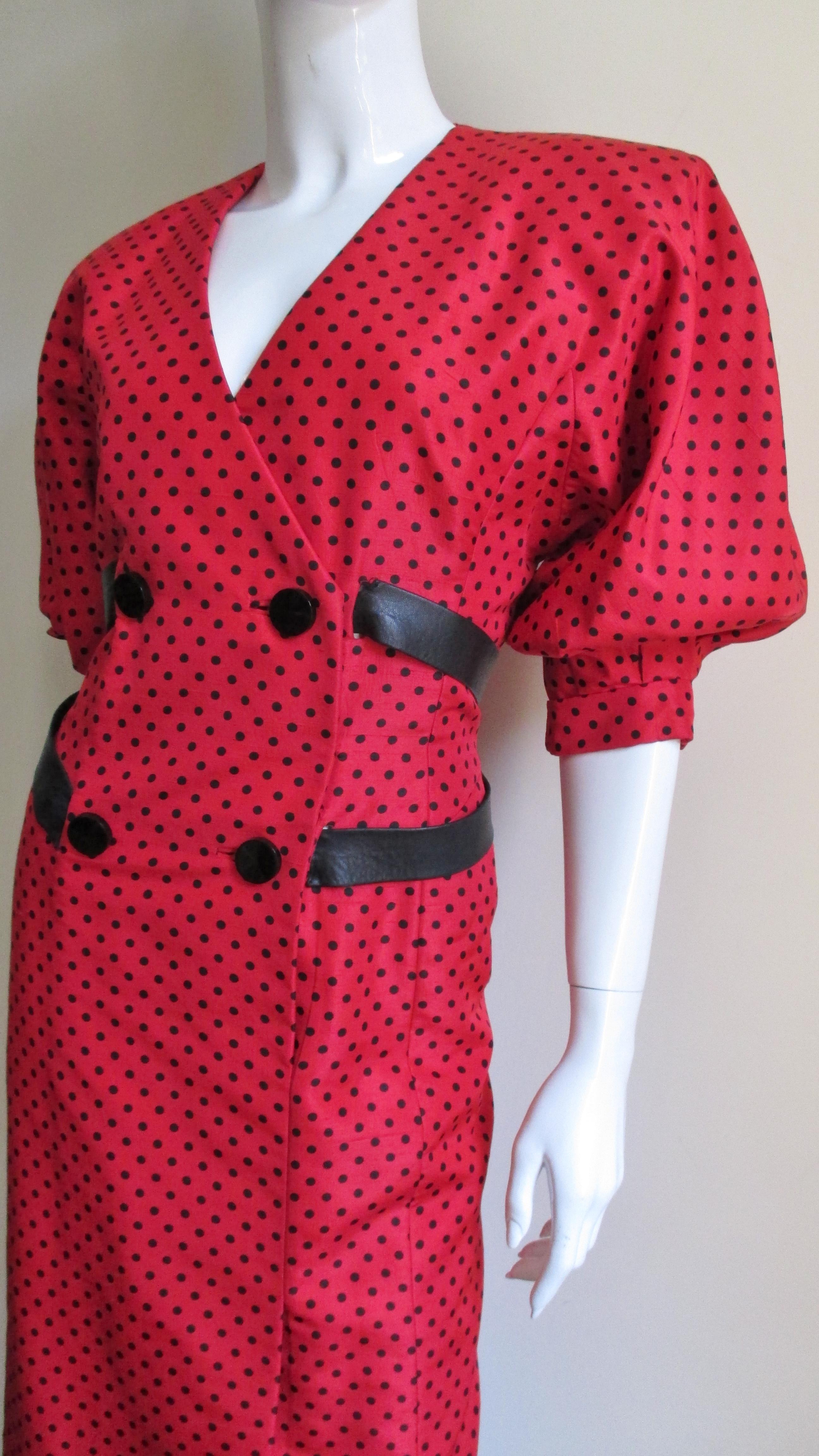 Rouge Robe en soie Jacqueline de Ribes avec bretelles en cuir des années 1980 en vente