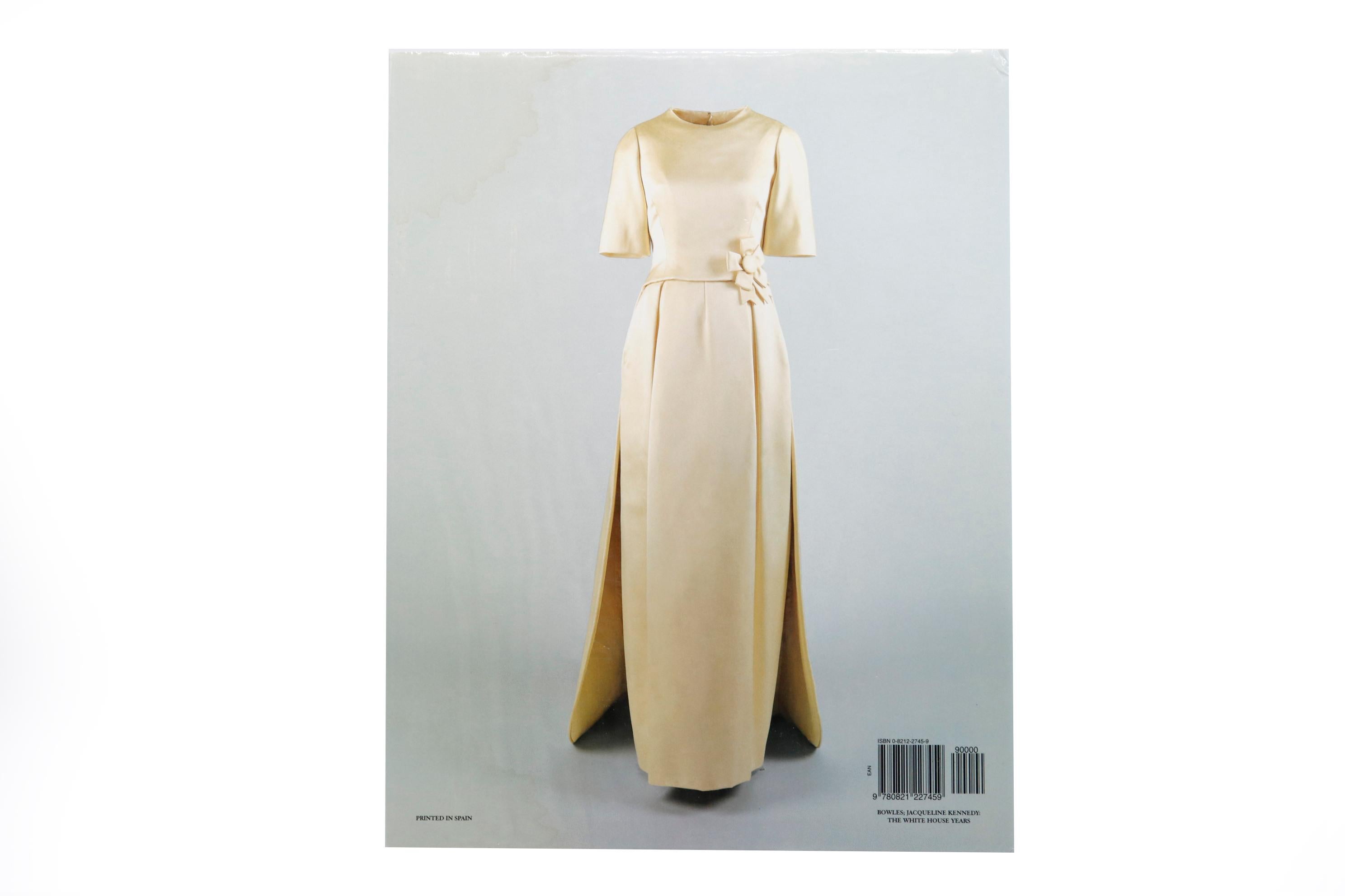 Jacqueline Kennedy : Les années à la Maison Blanche. Sélection de la bibliothèque et du musée John F. Kennedy. Environ 150 illustrations en couleur et 150 en noir et blanc. Publié en 2001 par le Metropolitan Museum of Art. Livre relié avec jaquette,