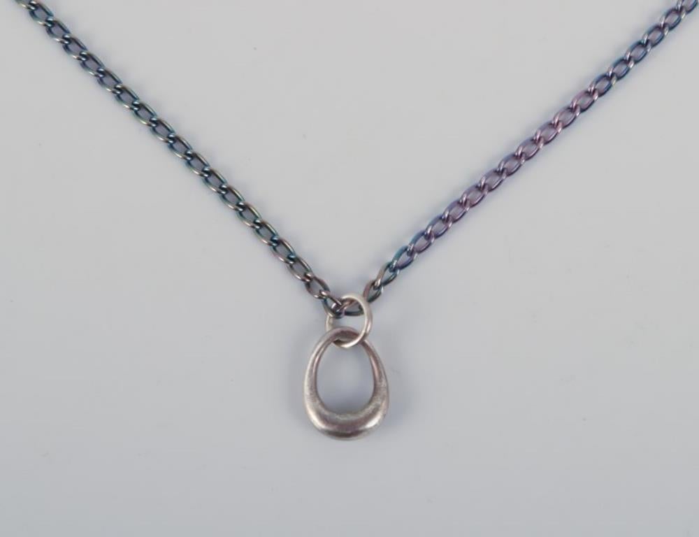 Jacqueline Rabun per Georg Jensen.
Collana per bambini in argento sterling. Ciondolo modernista.
Fine del XX secolo.
Contrassegnato.
In perfette condizioni.
Dimensioni: L 36,5 cm.