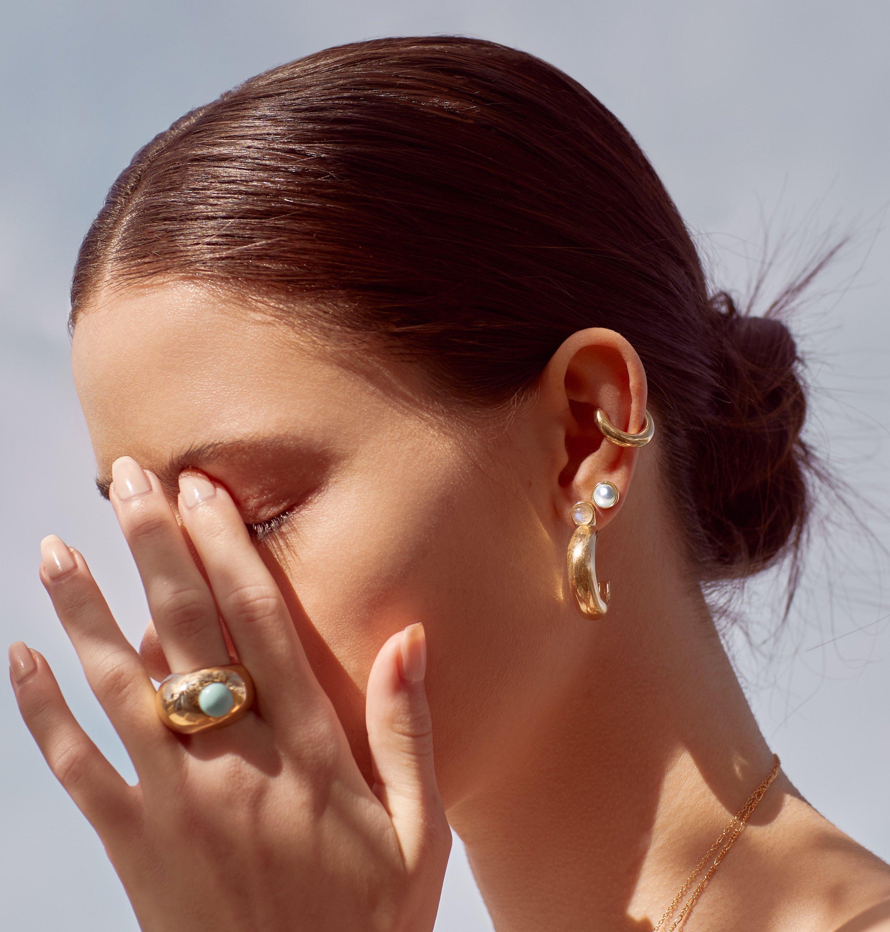 Vine stud earrings in 14K gold with bezel set Freshwater pearls.
A perfect everyday pair.
Each Jacqueline Rose piece is handcrafted in Los Angeles.
