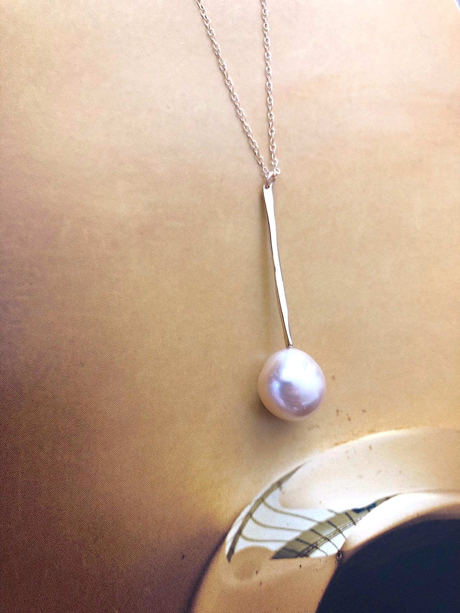 Sculpted 14K gold plated Wand pendant with large, lustrous 14mm freshwater pearl. 
14K gold fill 20