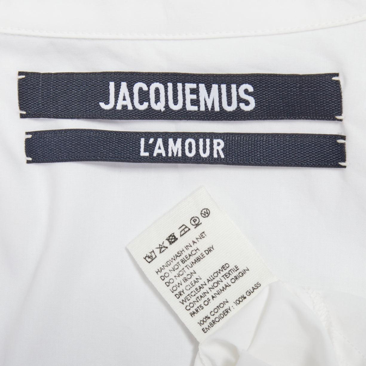 JACQUEMUS 2021 L'amour La Chemise Camisa adornada de cristal de algodón Ble FR34 XS en venta 3