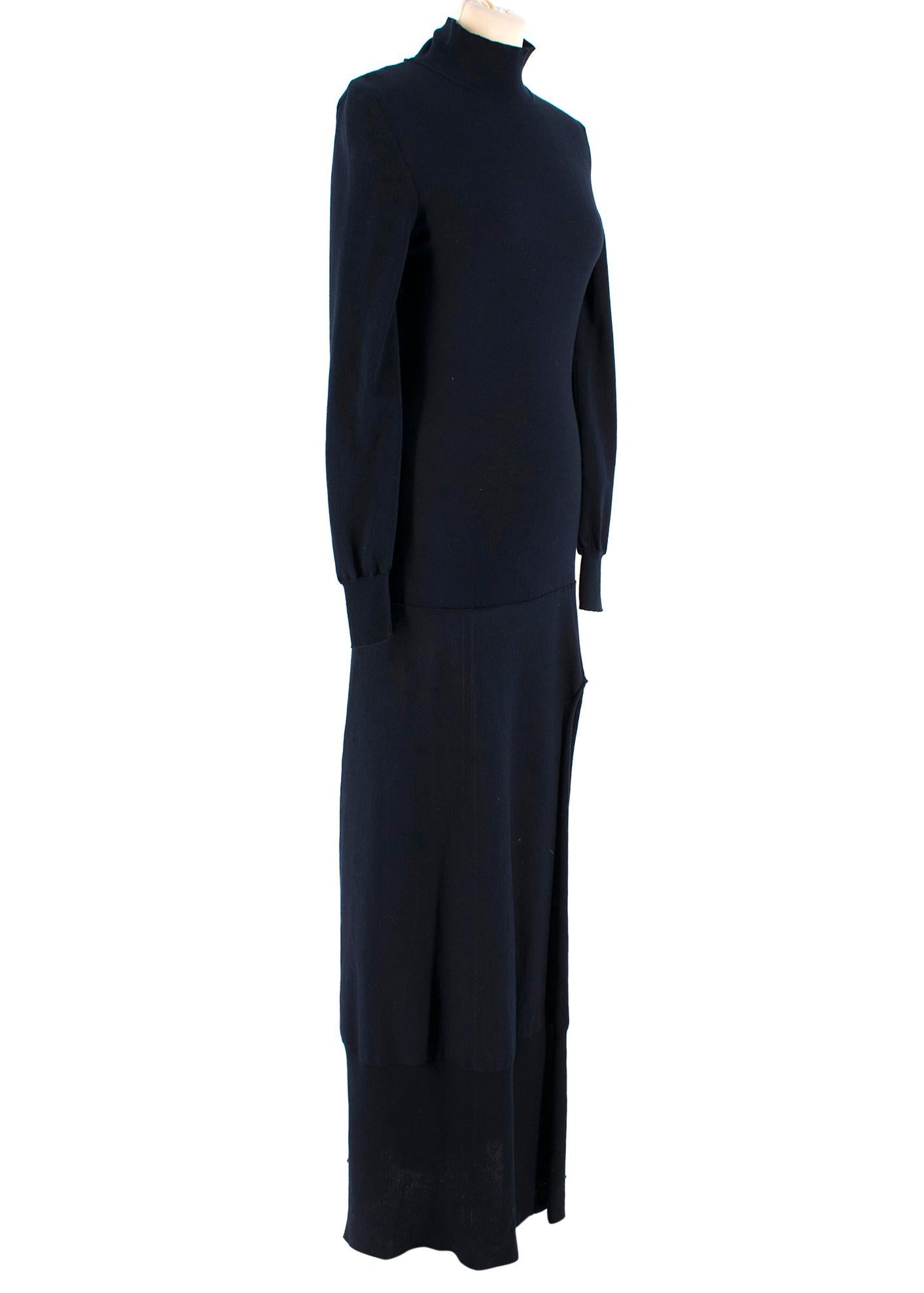 Jacquemus Baya Cutout Cotton-blend Maxi Dress

'La Robe Baya' dress from a navy blue cotton-blend,
Thigh-high split, 
Cutout back,
Long sleeves,
High neck design,
Lightweight knit,


Please note, these items are pre-owned and may show some signs of