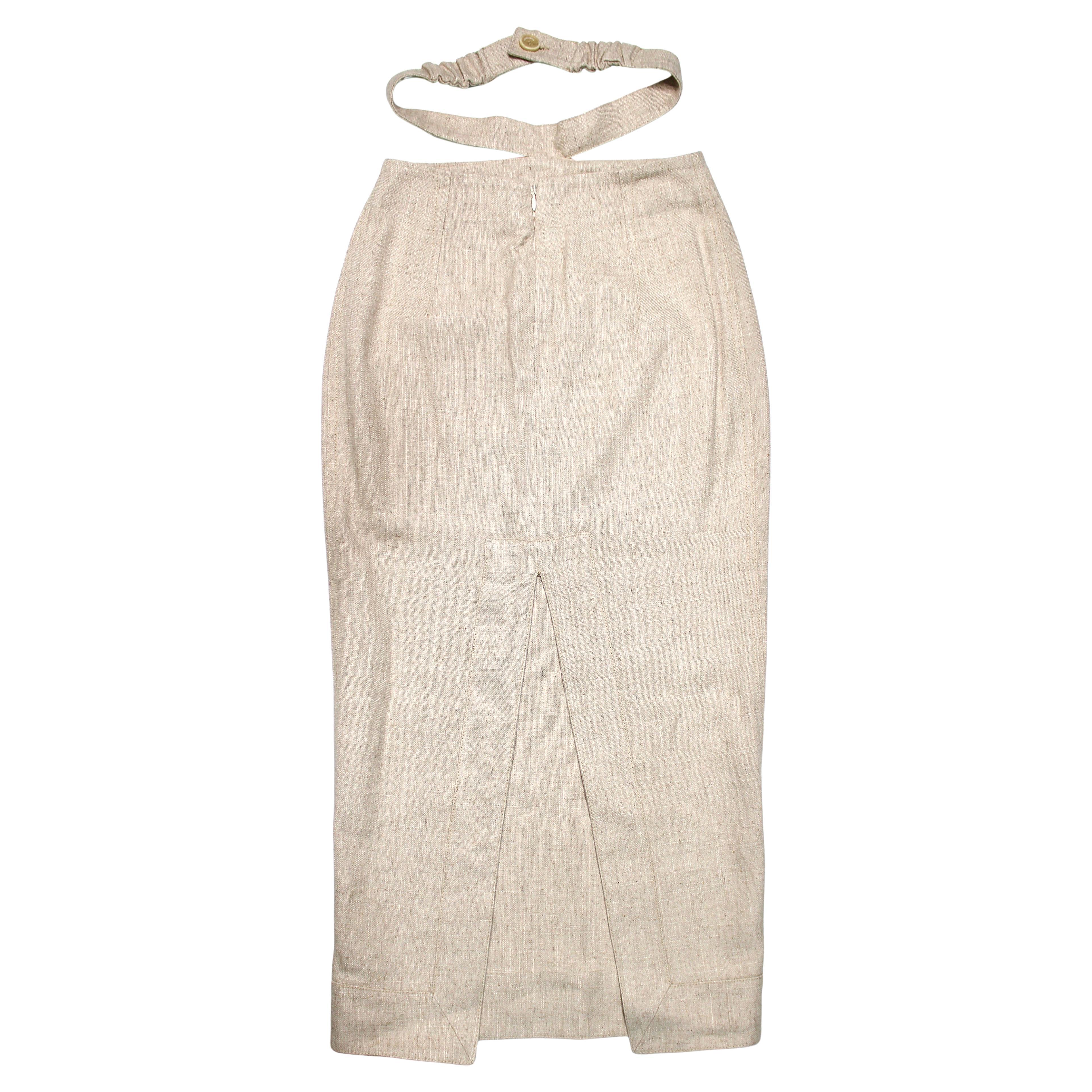 La Falda Midi Recortada Con Abertura Beige de Jacquemus es una pieza impresionante que ejemplifica la sofisticación moderna con un toque de atrevimiento. Confeccionada en una mezcla de lino, esta falda midi presenta un elegante tono beige que