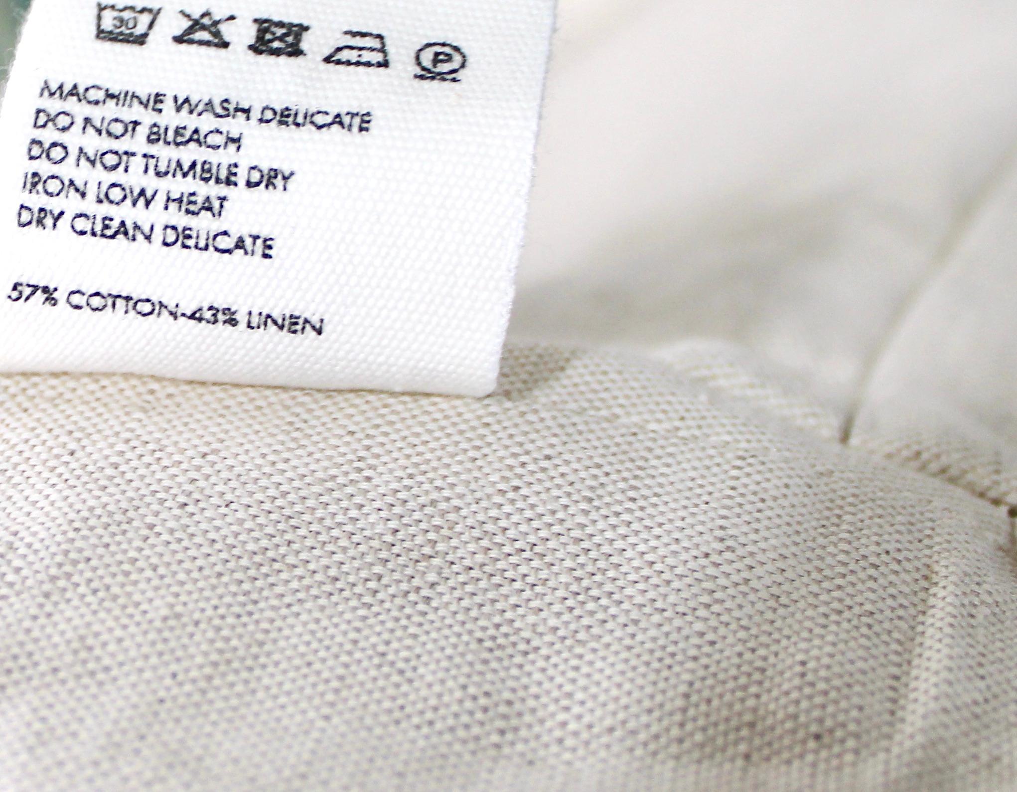 Jacquemus Beige L'ANNÉE 97 Asymmetrisch geschnittenes Hemd mit Knopfleiste im Angebot 7