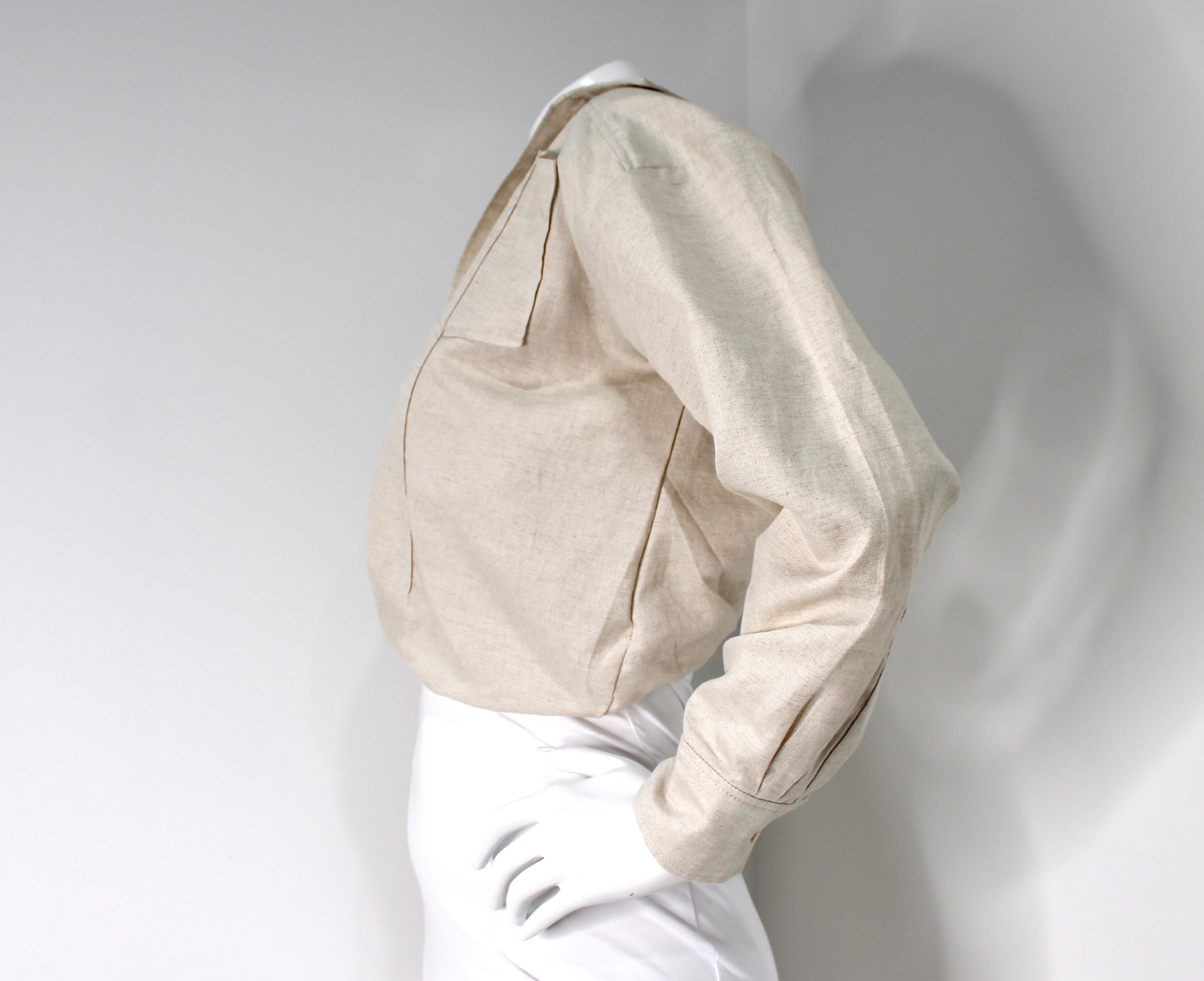 Jacquemus Beige L'ANNÉE 97 Asymmetrisch geschnittenes Hemd mit Knopfleiste im Angebot 1