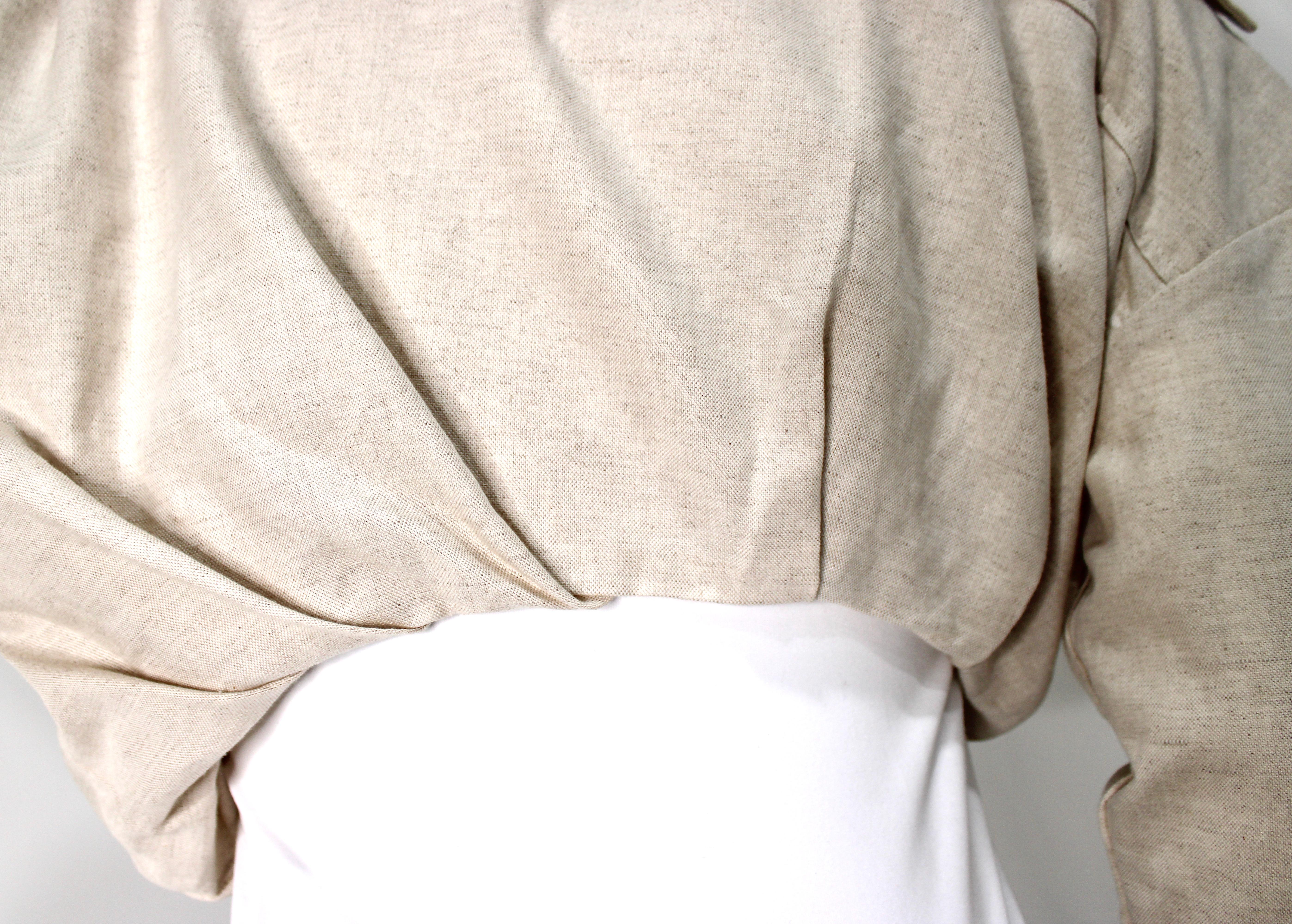 Jacquemus Beige L'ANNÉE 97 Asymmetrisch geschnittenes Hemd mit Knopfleiste im Angebot 2