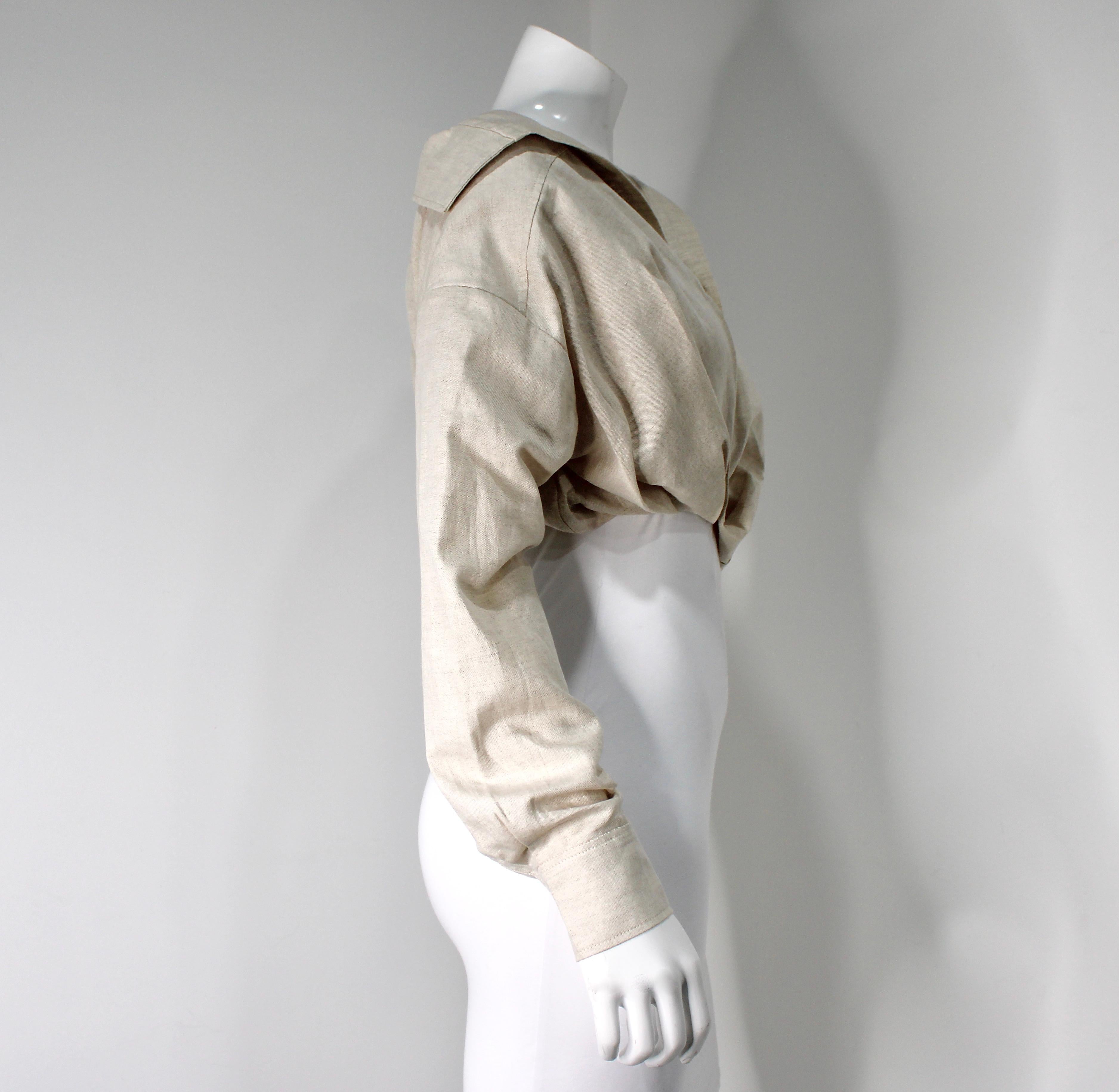 Jacquemus Beige L'ANNÉE 97 Asymmetrisch geschnittenes Hemd mit Knopfleiste im Angebot 4