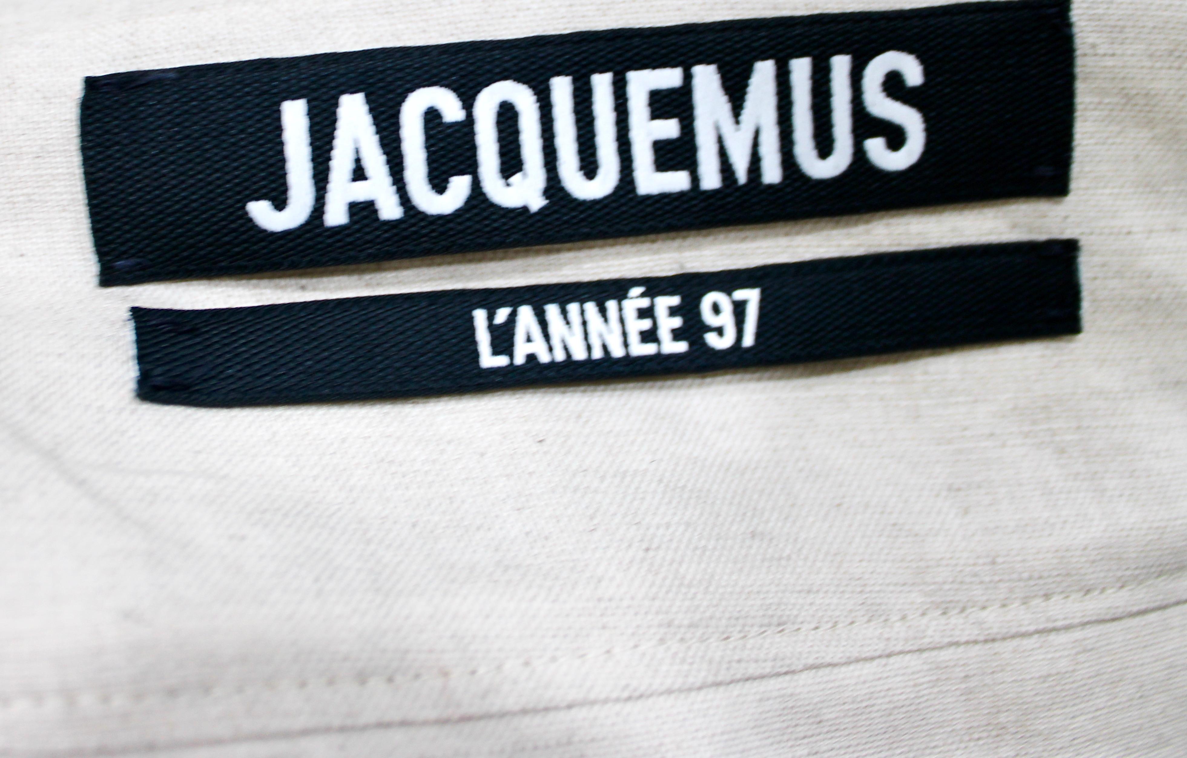 Jacquemus Beige L'ANNÉE 97 Asymmetrisch geschnittenes Hemd mit Knopfleiste im Angebot 5