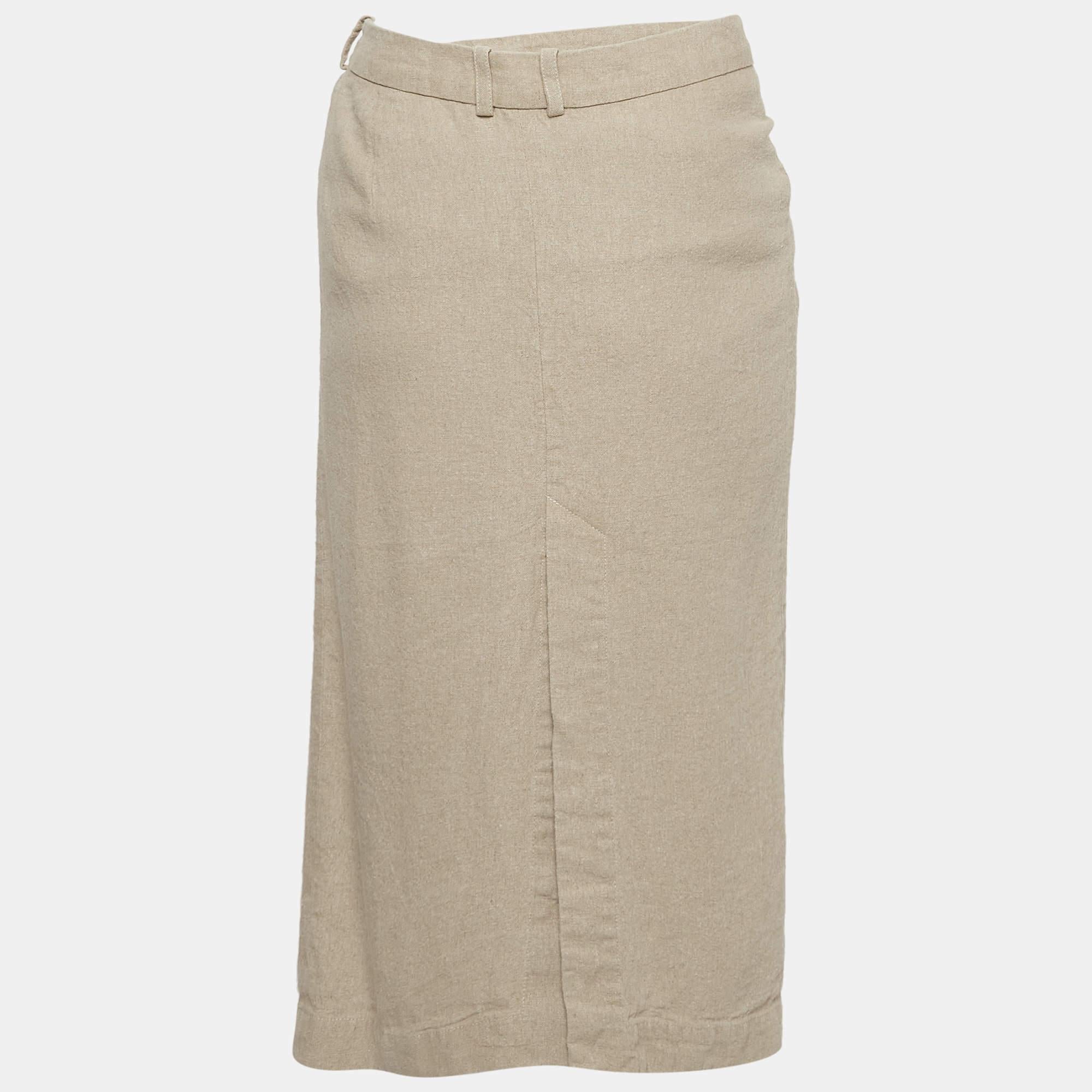 This lovely skirt is beautifully stitched from fine fabric. The comfy designer skirt has a flattering silhouette. Pair it with a simple top and strappy heels for a chic look.
