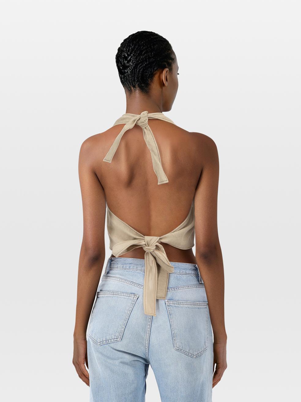CONDIZIONE: mai indossato, con cartellini. Questo nuovo articolo di rivendita firmato Jacquemus non presenta alcun segno di usura visibile sulla parte superiore.
 

 Dettagli
 

 

 Beige
 

 Lino
 

 Crop top
 

 Senza maniche
 

 Collo alto
 

