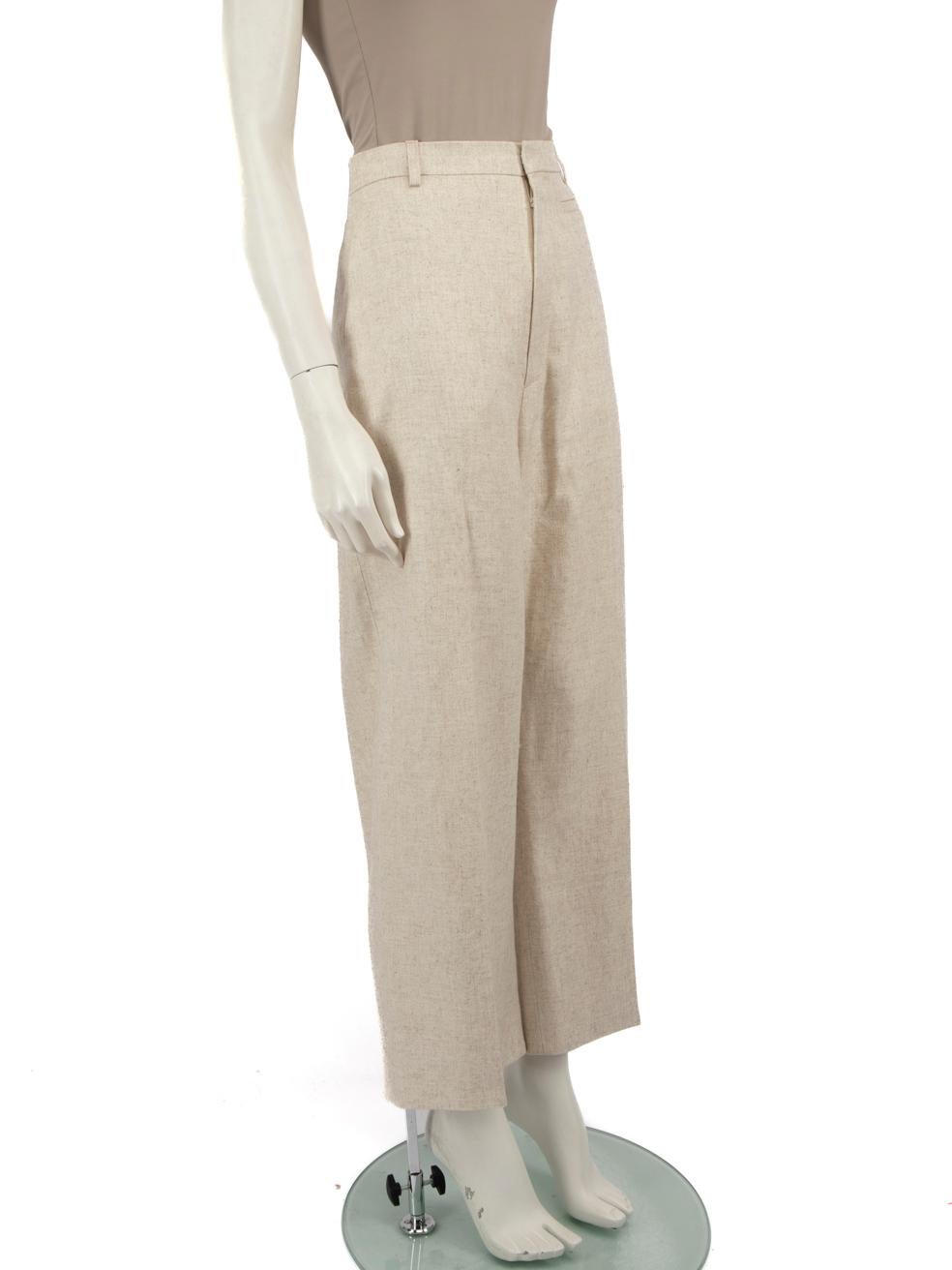 L'ÉTAT est très bon. L'usure du pantalon est minime. Une marque à l'arrière de la jambe droite du pantalon sur cet article de revente d'occasion de la marque Jacquemus. La marque peut nécessiter un lavage délicat à la main, contrairement aux