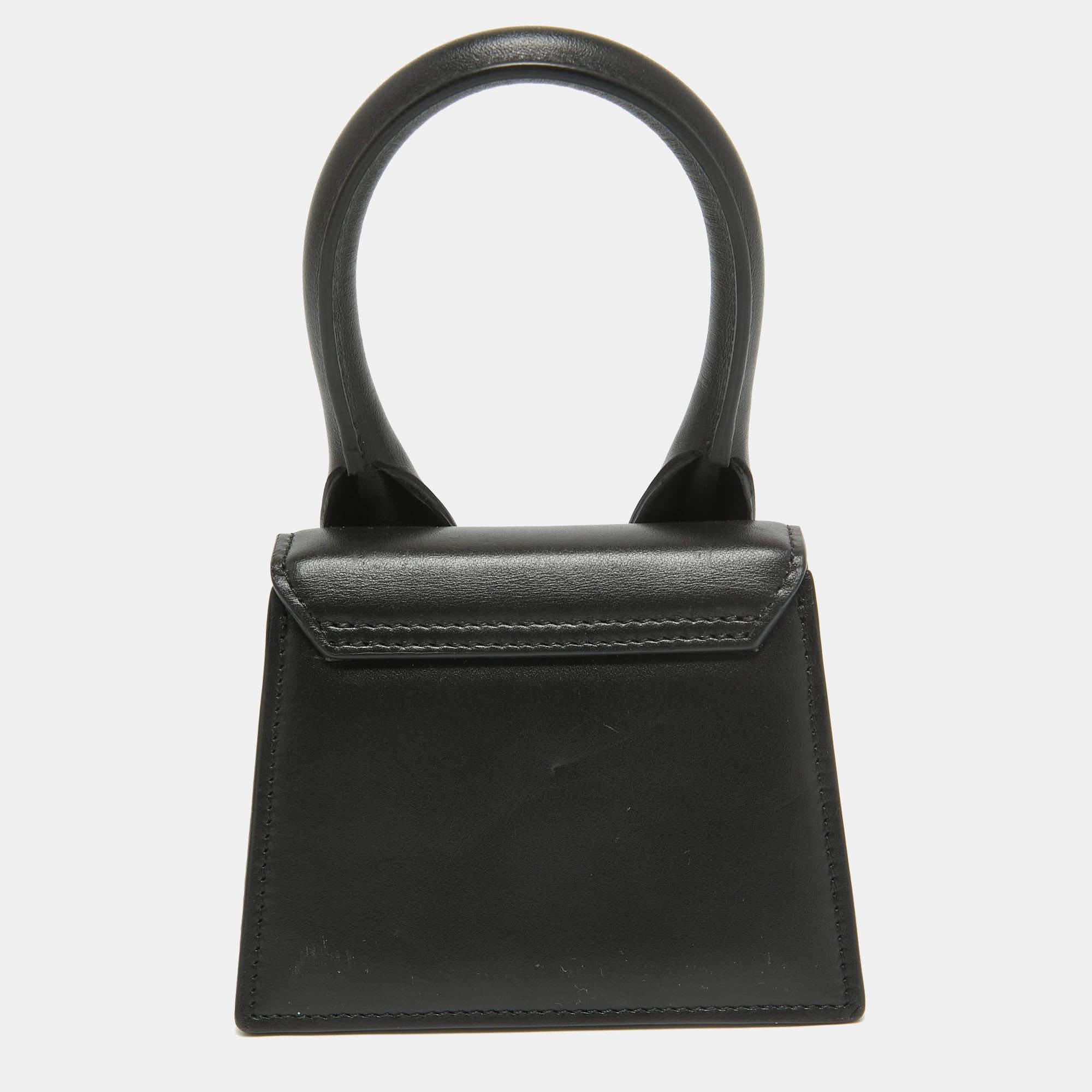 Chances are that you have already noticed this bag on your social media feeds carried by influencers and celebrities. A cult-favorite piece, this Jacquemus Le Chiquito bag comes in a structured silhouette and has a rolled handle. The creation comes