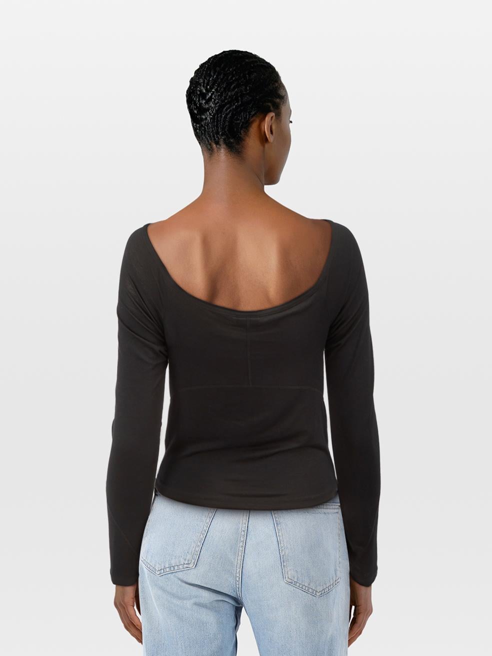 CONDITION is Very good. Minimal wear to the top is evident. Pluck to the weave on the hem at the front. Loose stitching on the right armpit on this used Jacquemus designer resale item.
 

 

 

 Details
 

 

 Black
 

 Lyocell
 

 Top
 

 Long