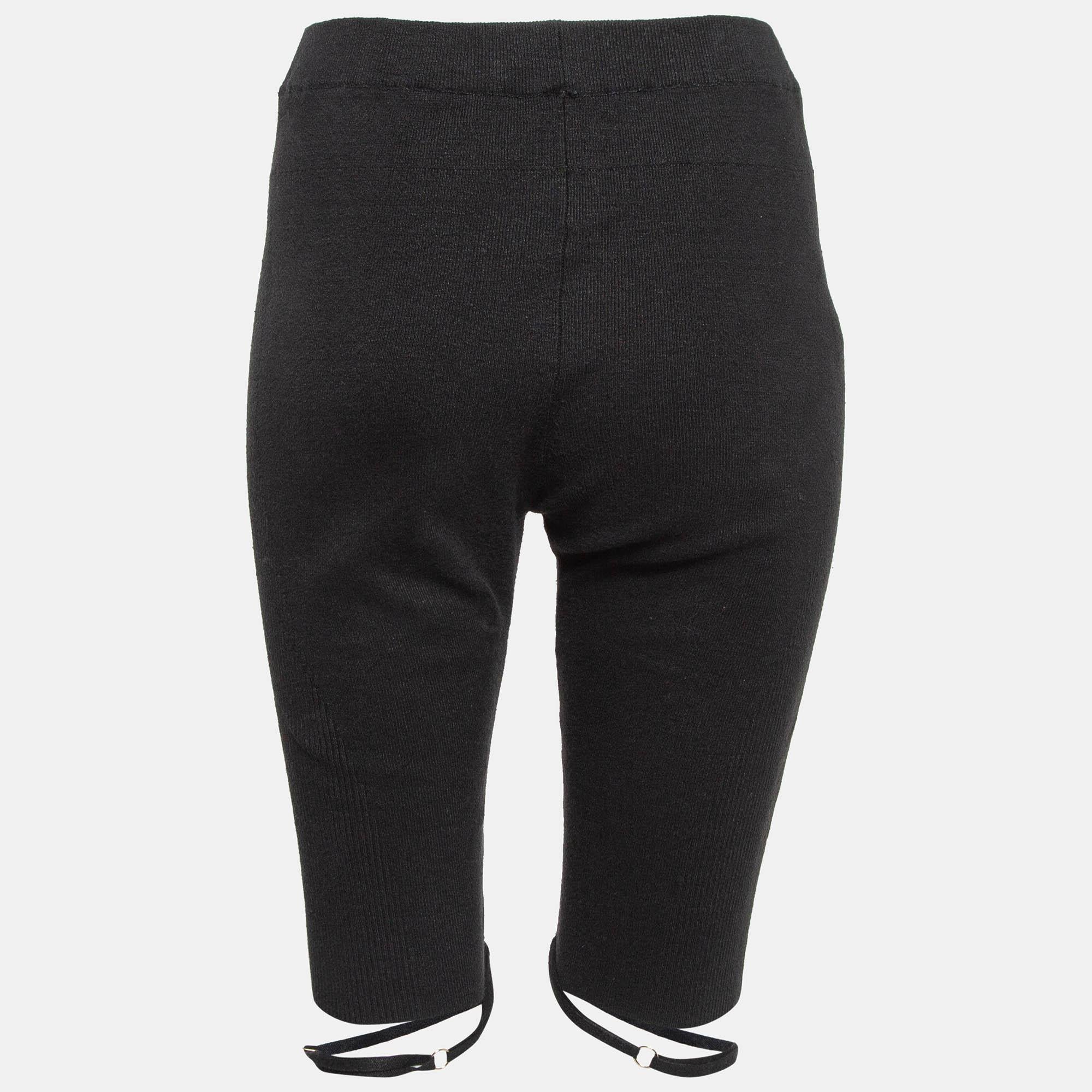 Le giornate rilassate richiedono un paio di pantaloncini come questo. Cuciti con tessuti di alta qualità, questi pantaloncini firmati sono caratterizzati da dettagli classici e da una lunghezza straordinaria. Indossali con le magliette.