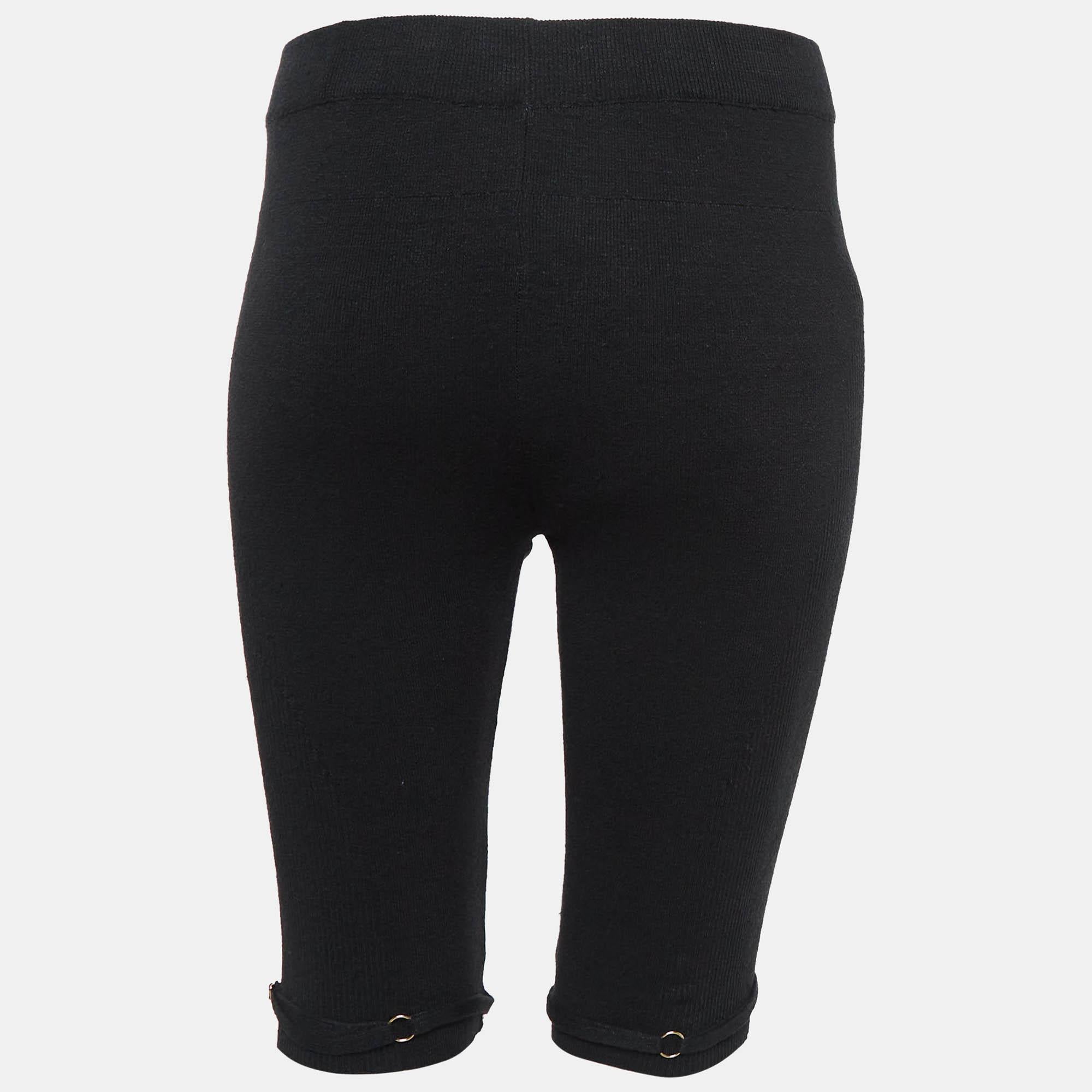 Las vacaciones en la playa exigen un pantalón corto con estilo como éste. Cosido con tejido de alta calidad  Este pantalón corto está decorado con detalles clásicos y tiene una longitud soberbia. Llévalo con camisetas.