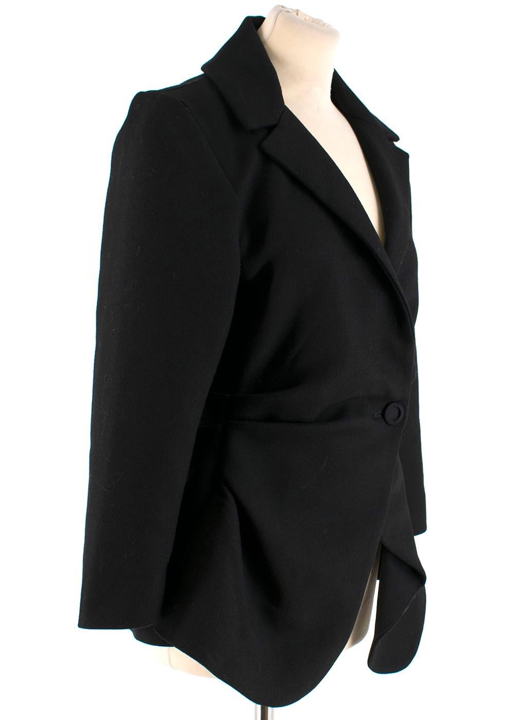 Jacquemus Black Saad Wool Blazer. RRP £1250


- Black wool-blend blazer
- Mid-weight
- Padded shoulders
- Notch lapels
- Single-breasted single button fastening
- Asymmetric fit
- 40% virgin wool, 38% viscose, 24% polyamide.

Please note, these