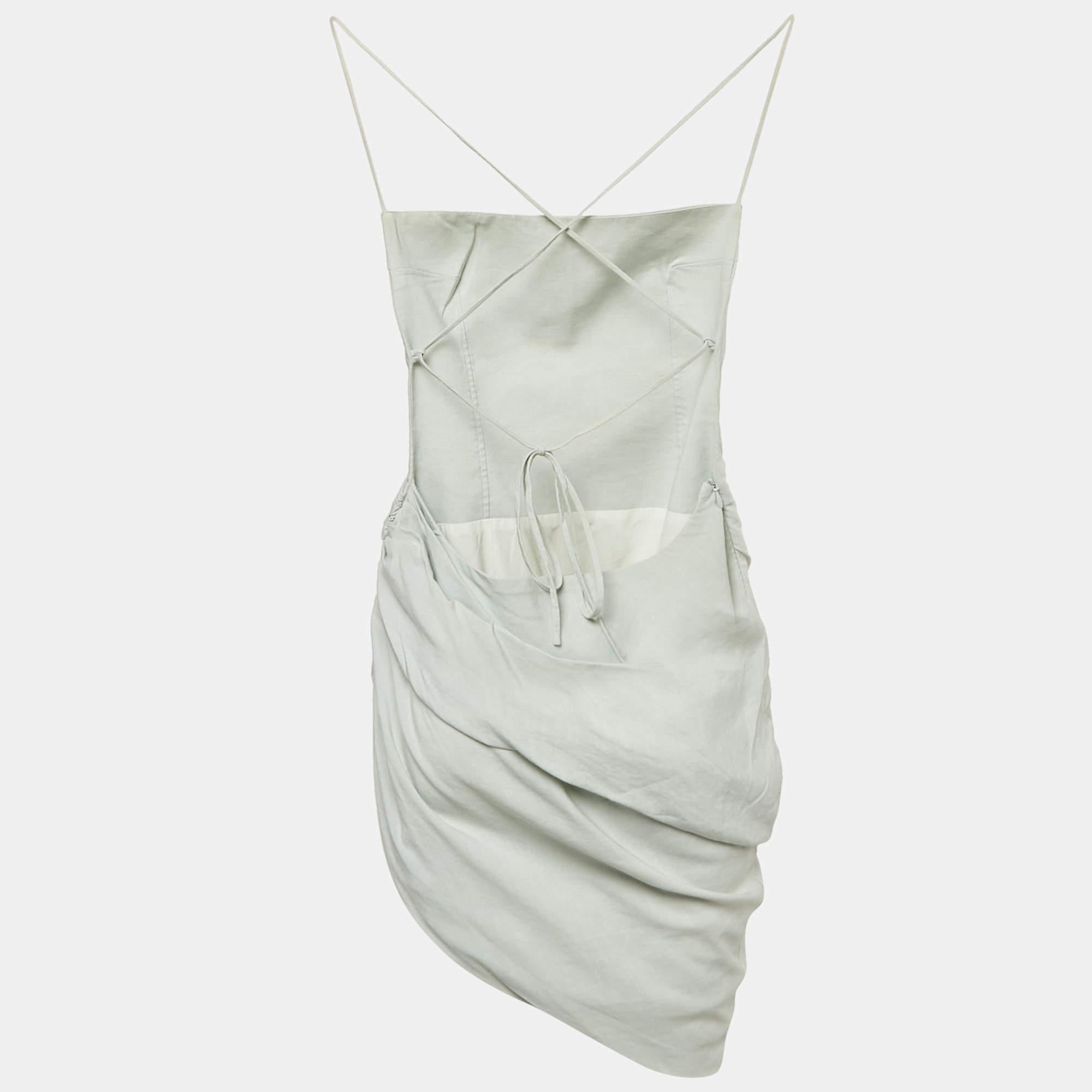 La finesse artistique et la silhouette féminine de cette robe de créateur témoignent du savoir-faire impeccable de la griffe en matière de confection. Il est cousu à l'aide de matériaux de qualité.  a une bonne tenue  et peut être facilement stylisé
