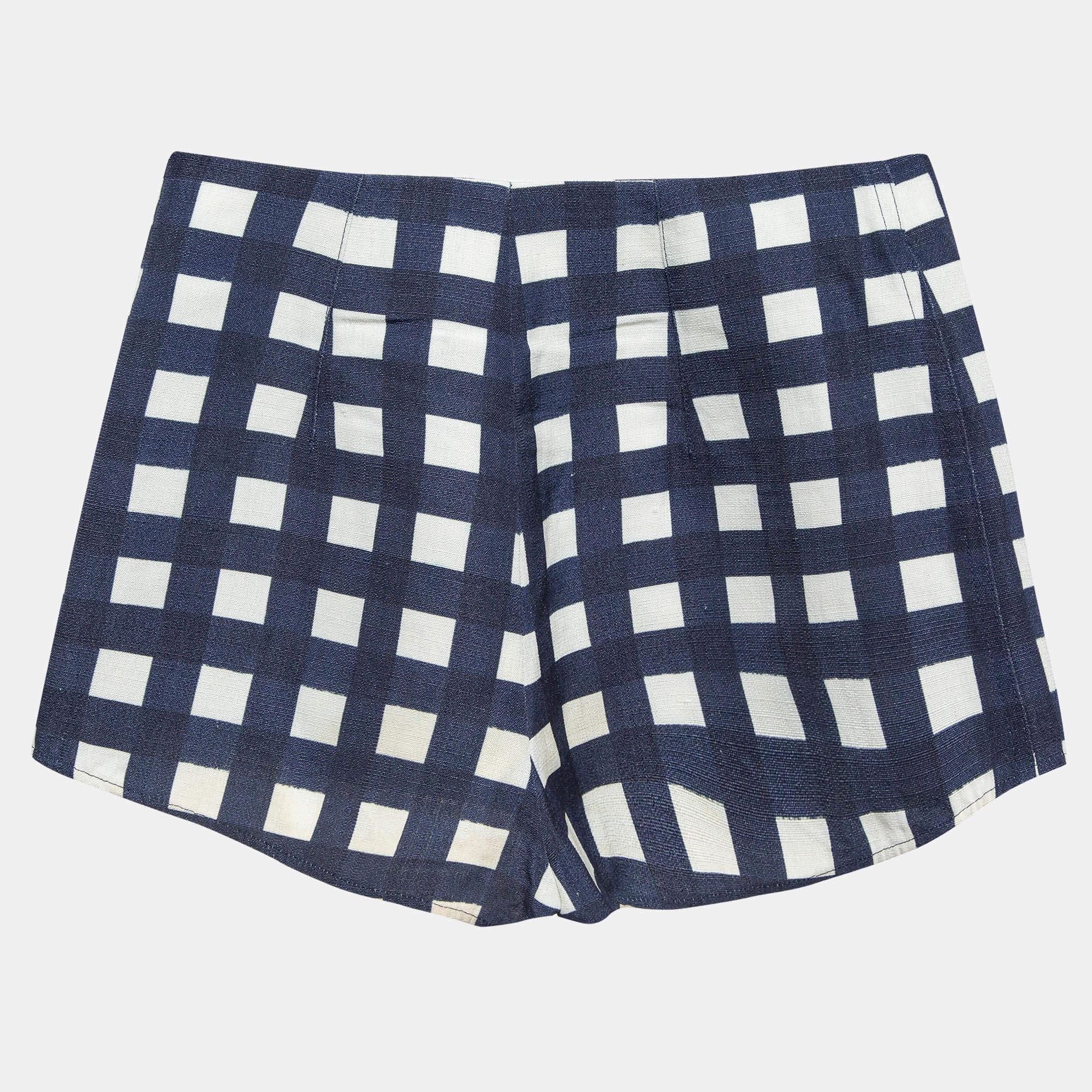 Crafted from a luxurious silk blend the Jacquemus Le Limao shorts feature a playful blue gingham print perfect for warm weather days. The relaxed fit and high waist offer comfort and effortless style while the lightweight fabric adds a breezy touch.
