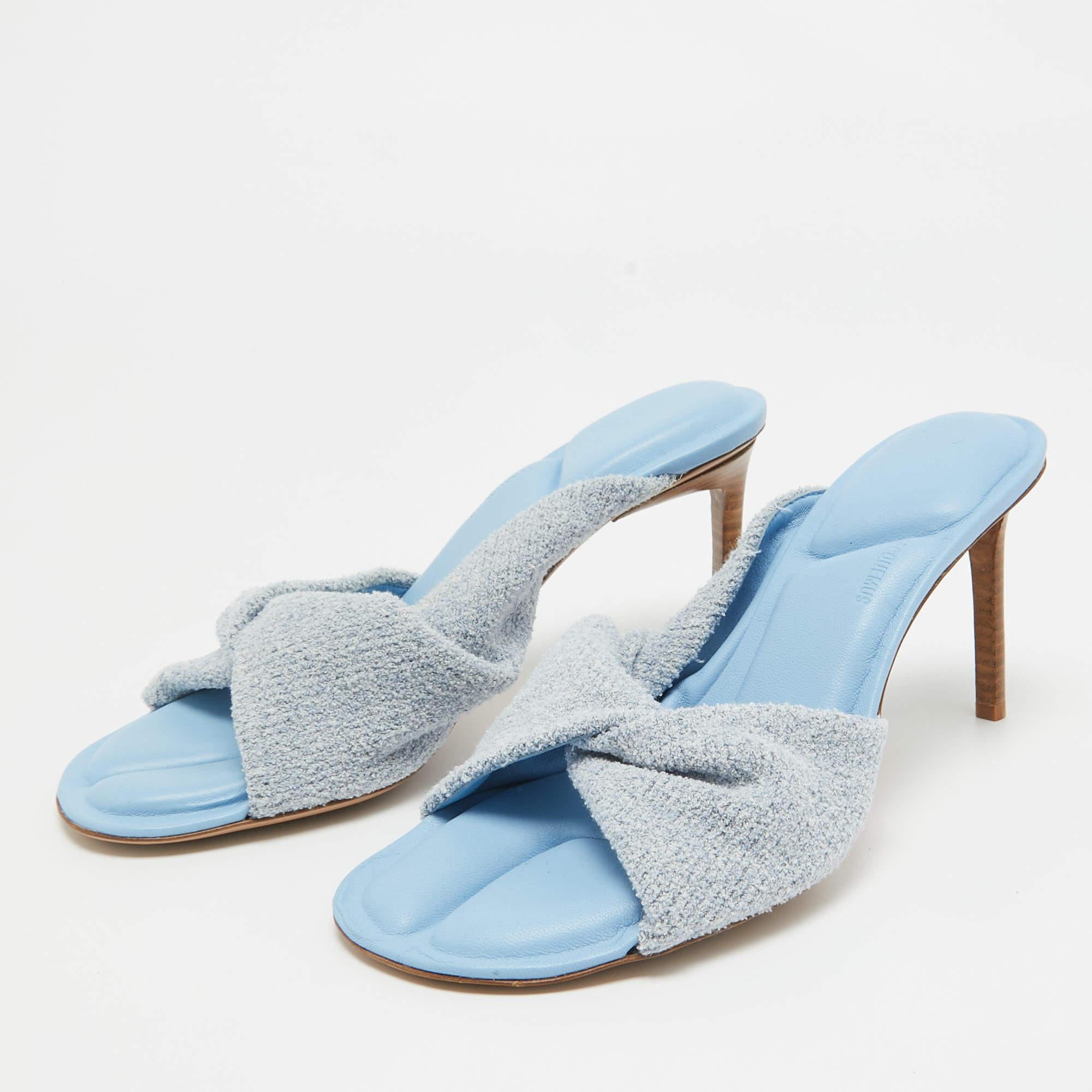 Questi sandali incorniceranno i tuoi piedi in modo elegante. Realizzate con materiali di qualità, presentano un design di classe e solette confortevoli.
