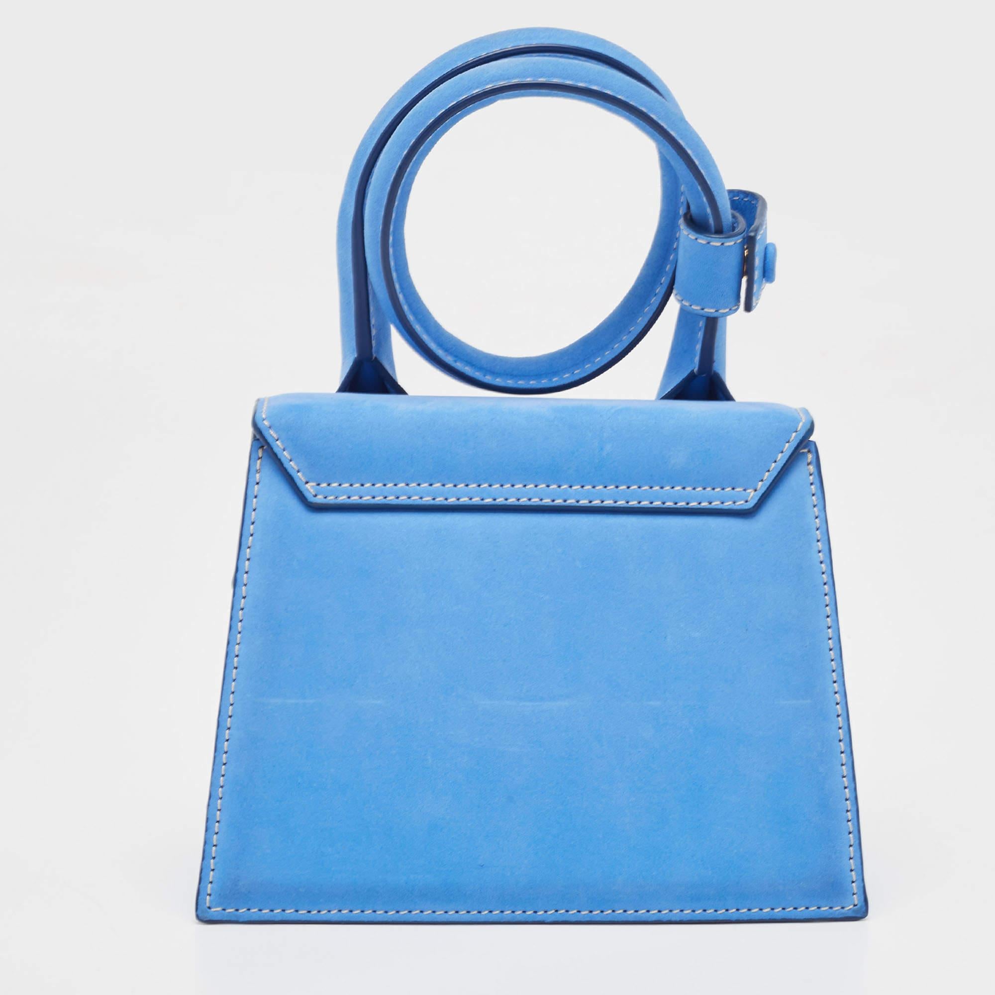 Chances are that you have already noticed this bag on your social media feeds carried by influencers and celebrities. A cult-favorite piece, this Jacquemus Le Chiquito Noeud bag comes in a structured silhouette and has a rolled handle. The creation