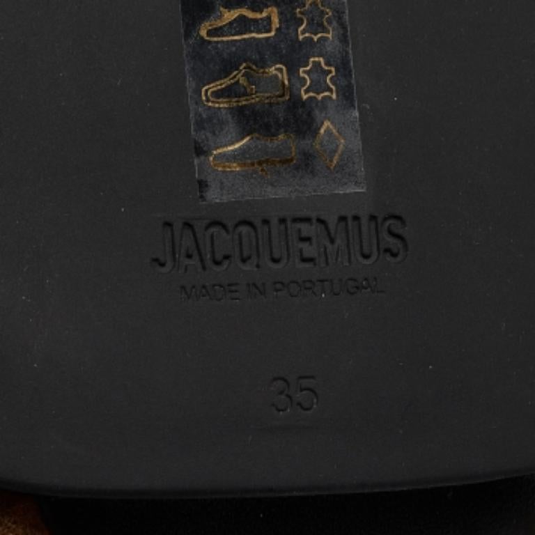 Abbraccia il lusso accogliente con i sandali con scivolo in pelliccia marrone di Jacquemus. Queste diapositive morbide ed eleganti sono caratterizzate da una ricca pelliccia sintetica marrone intenso che accarezza i tuoi piedi e da un plantare