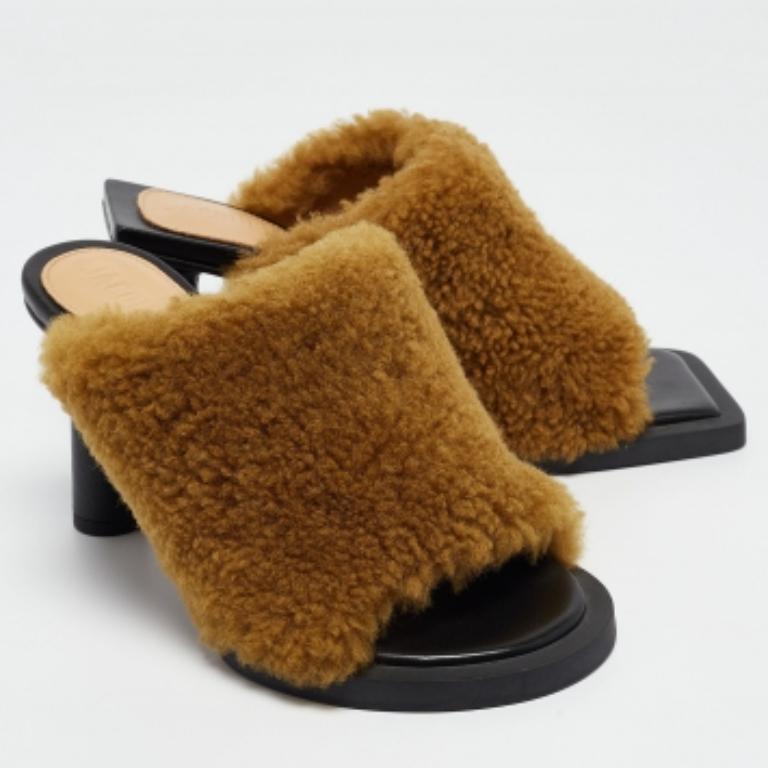 Jacquemus - Sandali in pelliccia marrone taglia 35 in vendita 1