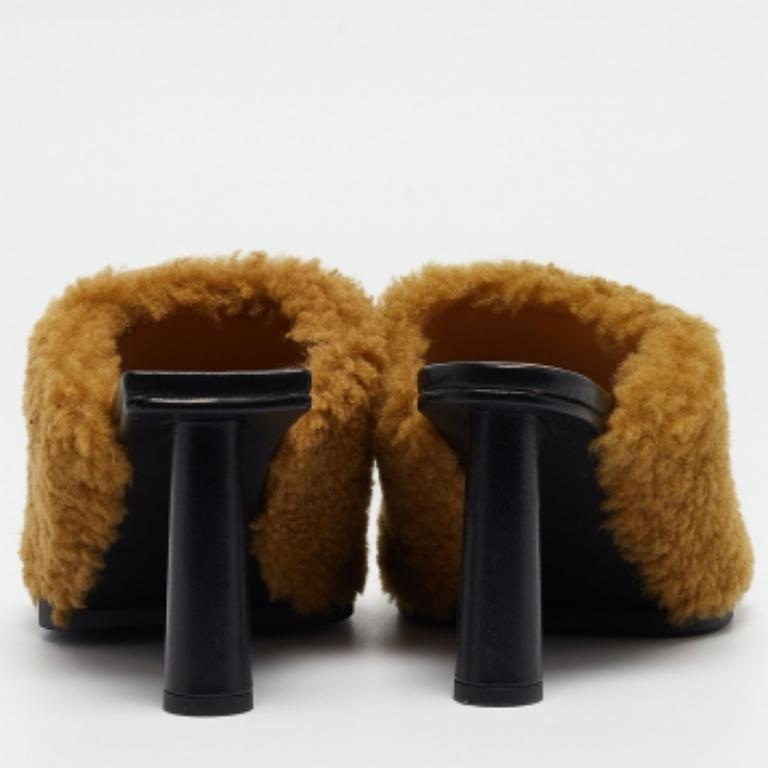 Jacquemus - Sandali in pelliccia marrone taglia 35 in vendita 3