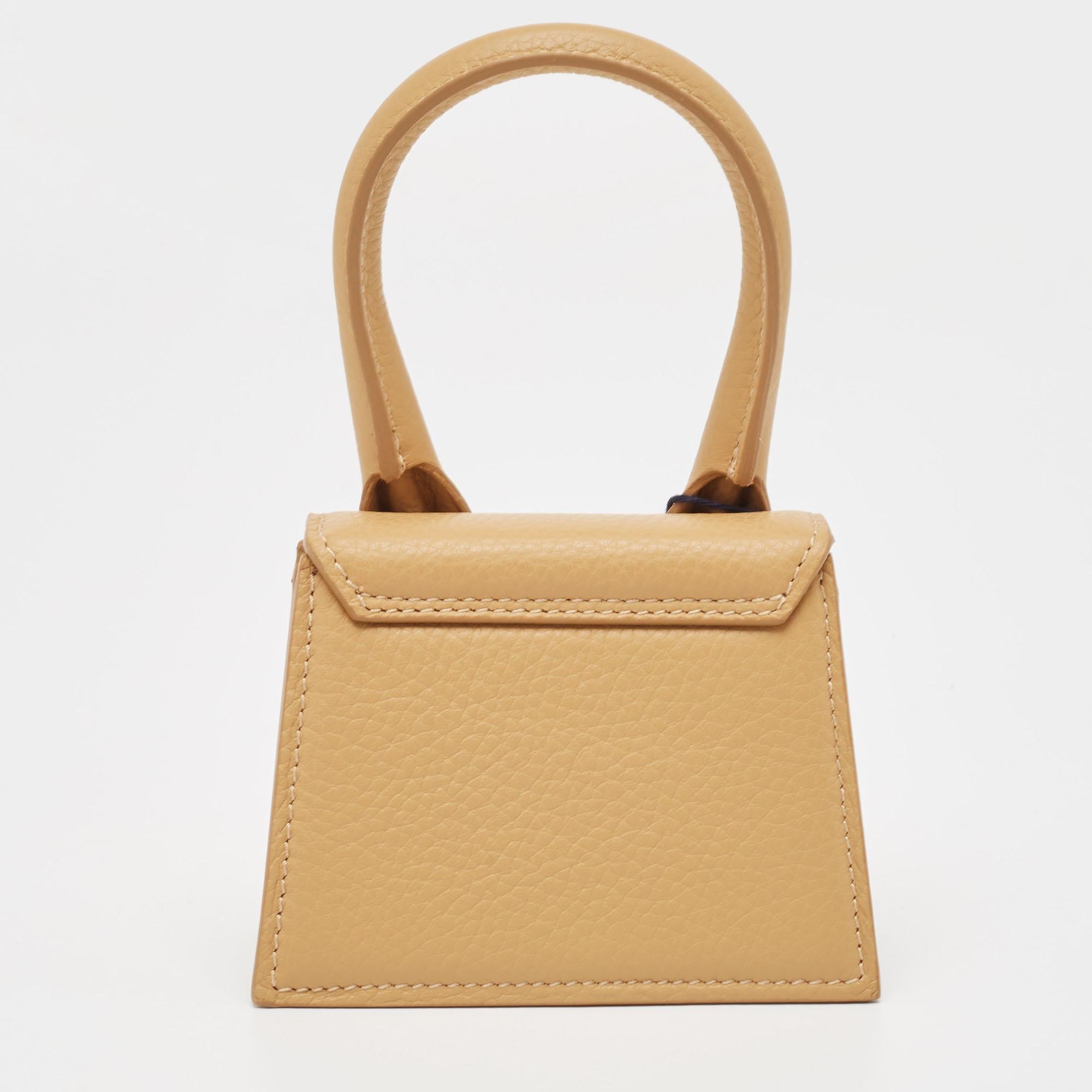 Chances are that you have already noticed this bag on your social media feeds carried by influencers and celebrities. A cult-favorite piece, this Jacquemus Le Chiquito bag comes in a structured silhouette and has a rolled handle. The creation comes