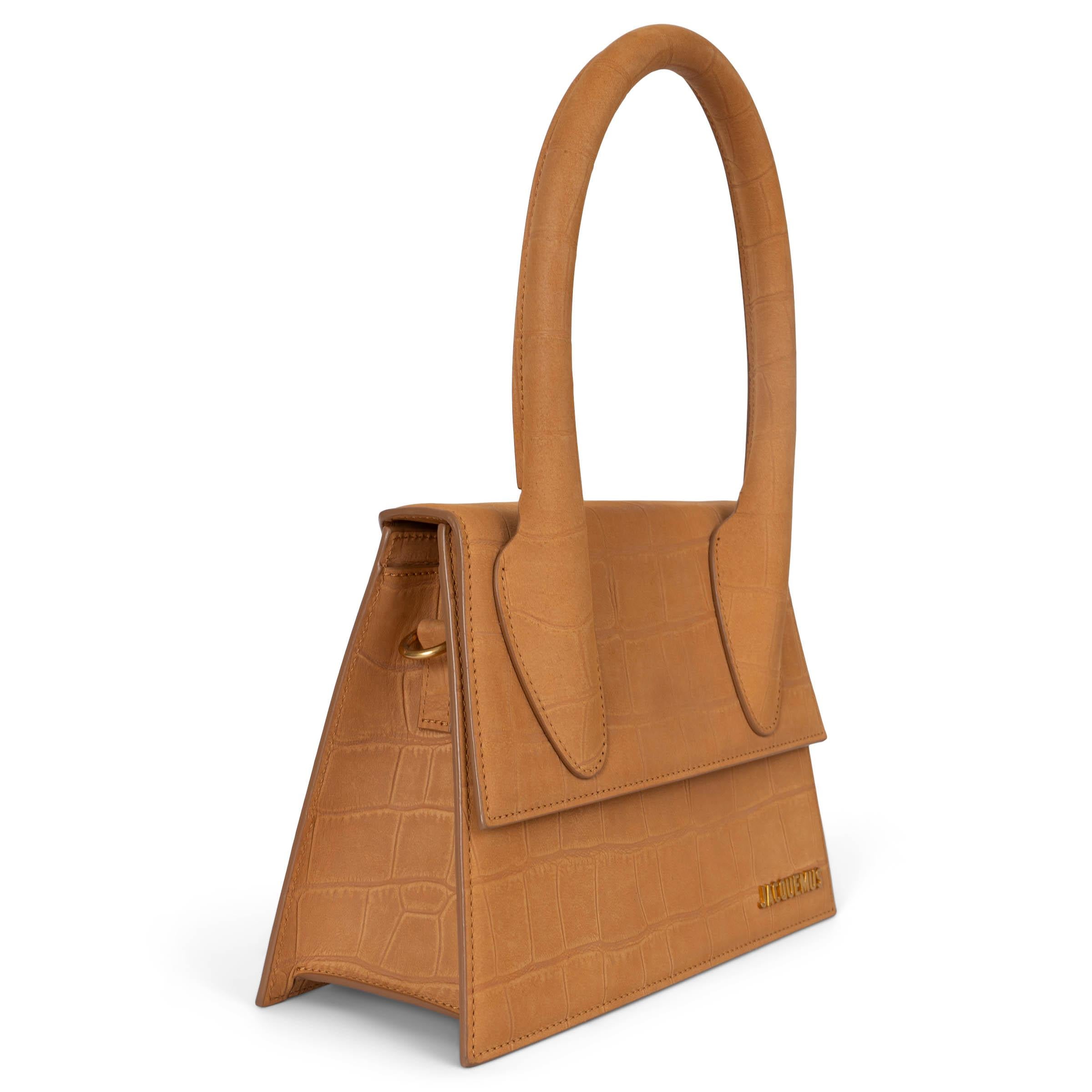 Sac à bandoulière Le Grand Chiquito 100% authentique en cuir Nubuck gaufré au crocodile camel avec des accessoires dorés. Il s'ouvre par un bouton magnétique sous le rabat et est doublé de toile beige avec une poche fendue au dos. Livré avec une